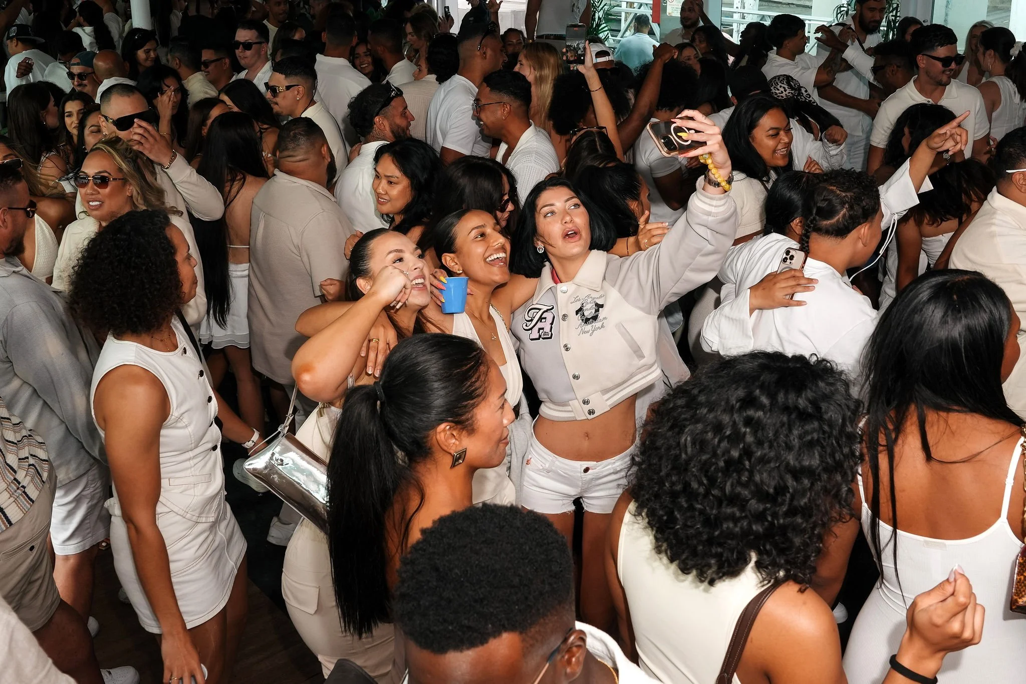 0 LATELUNCHSYD-261225-GlassIsland--02896.jpg