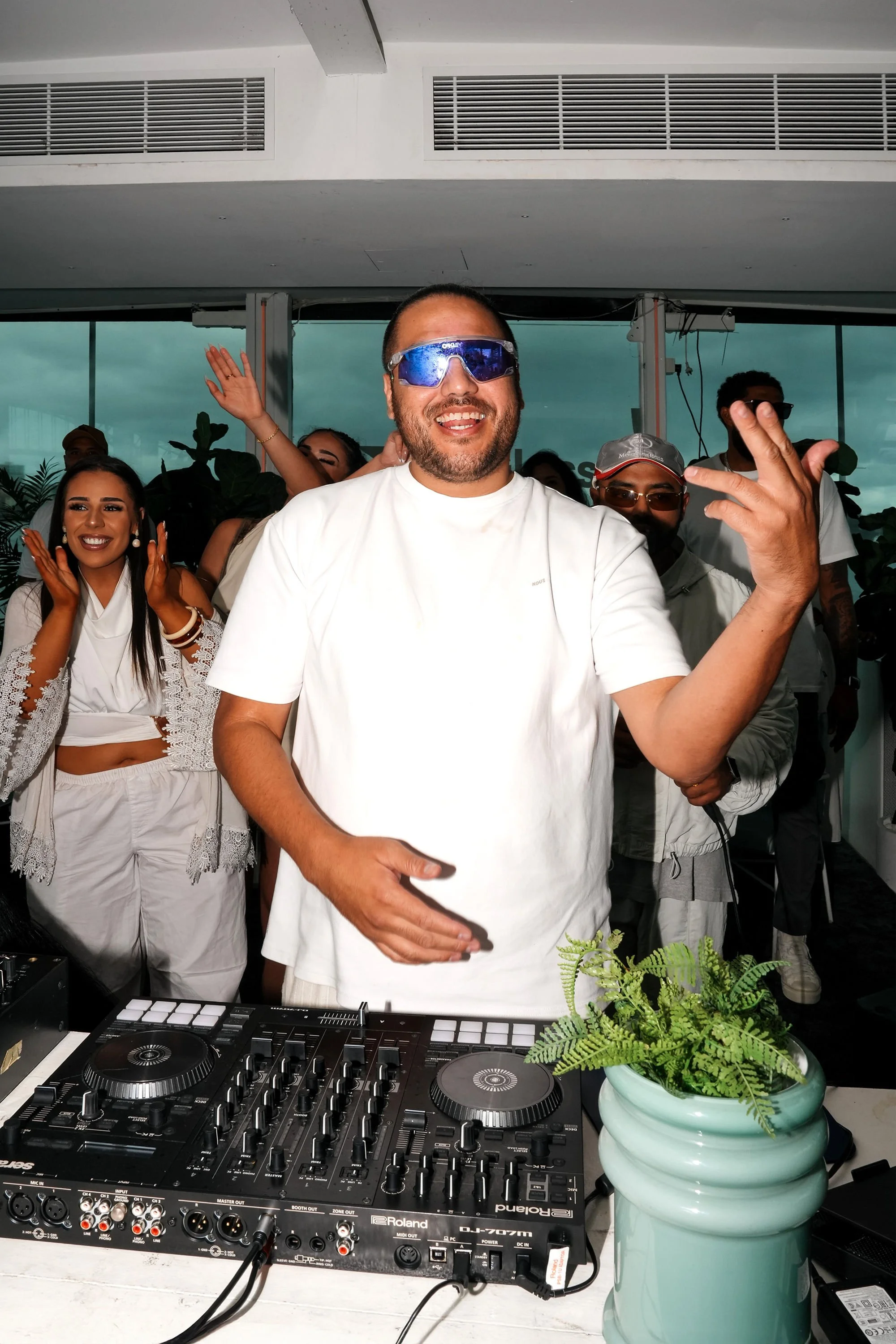 0 0 0 0 LATELUNCHSYD-261225-GlassIsland--02487.jpg