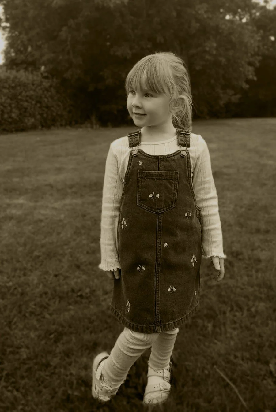 young girl natural edit sepia style photo family portraits outdoor natural photos