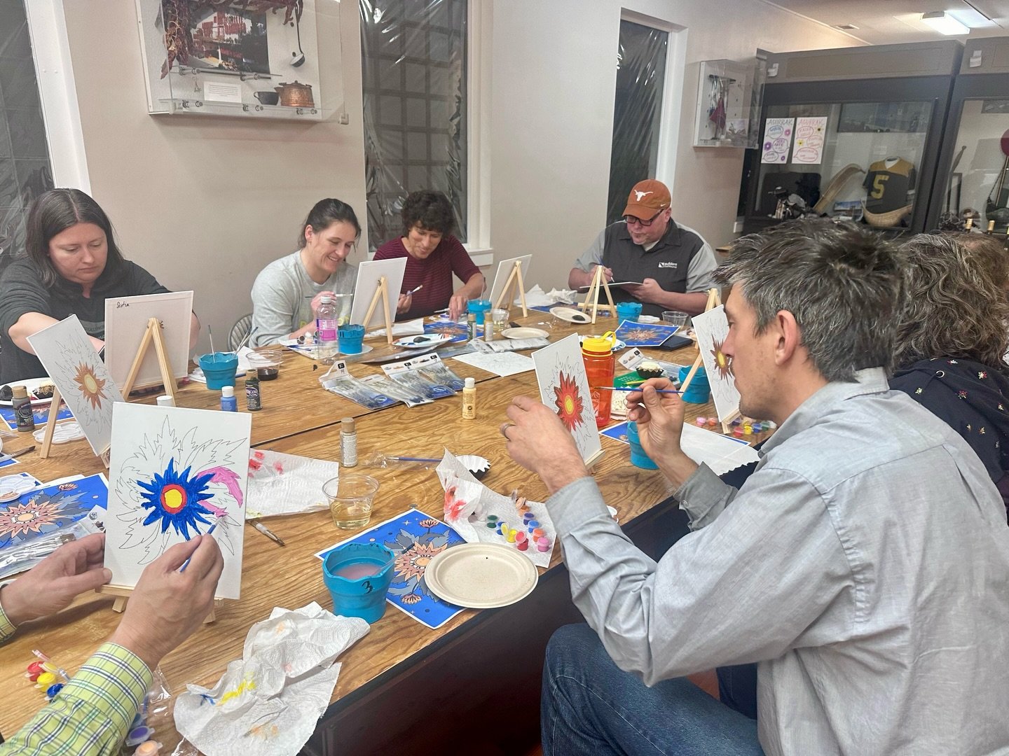 Itxasoren klaseak Euskera egunerako aurten eguzkiloreari buruz ikasi du eta Edan eta Margotu jaiarekin ospatu dute. 
Artista hustak! 

Itxaso&rsquo;s class learned about the eguzkilore to commemorate the day of Euskara. They celebrated with a paint a