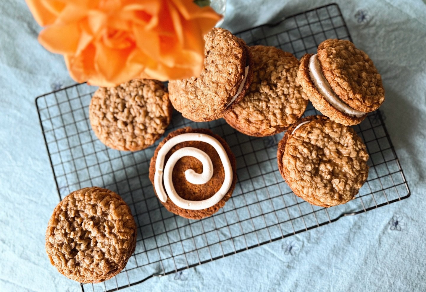 Oatmeal Cream Pies 😋 
Available at our booth next Thursday at the @mast.rdcm market!
.
#oatmealcookies #oatmealcreampie #cookies #nhbakery #homebakery #homebaker