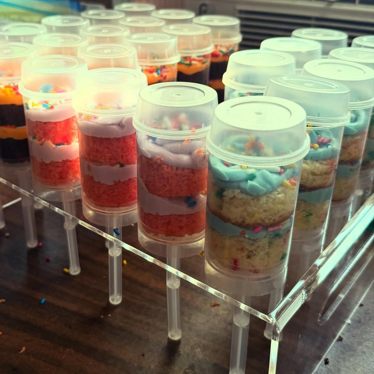 Happy July! Grab some easy and cool Cake Push Pops from @sugarsparks_bakery !