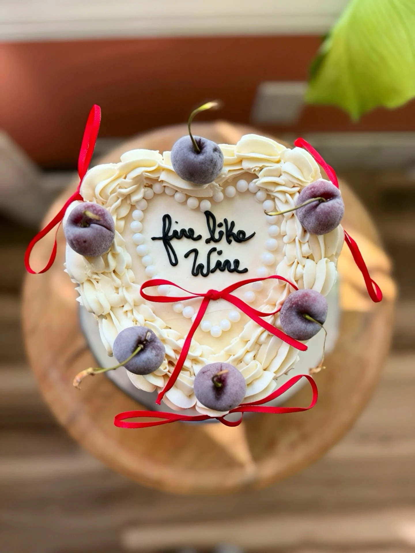 Chocolate cake with peanut butter mousse packed inside this 6&rdquo; lambeth heart cake 🍰 ❤️ #lambethcake #vintageheartcake #finelikewine