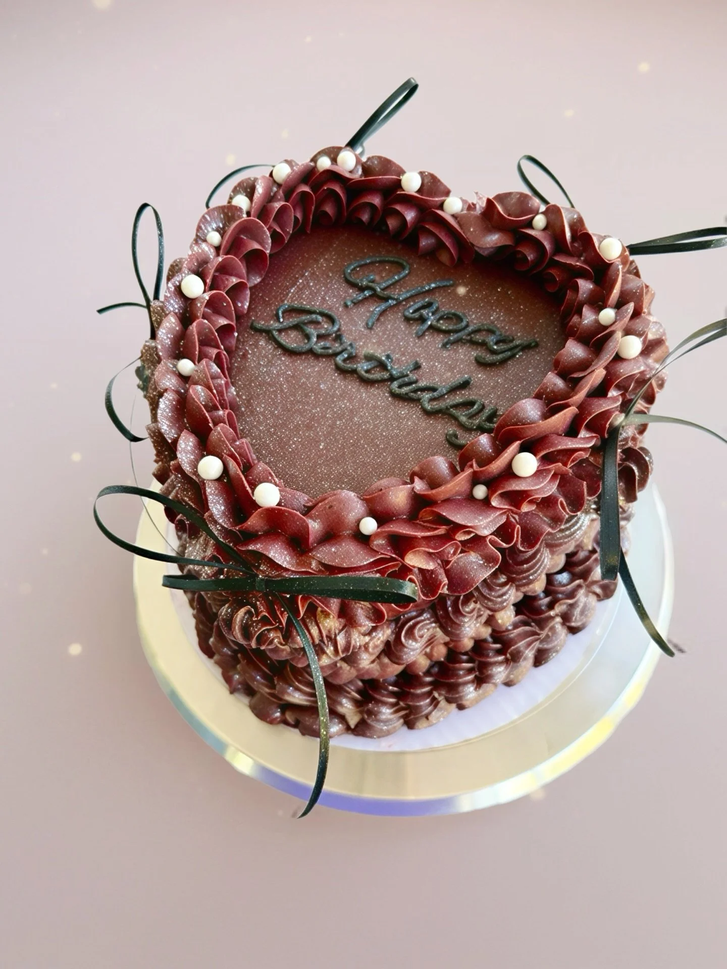 A fun glittery Oreo heart cake ❤️
.
#vintageheartcake