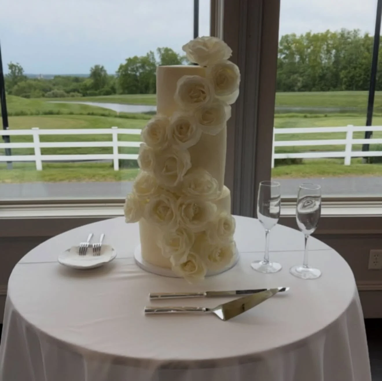 Weekend wedding with beautiful shades of white. Florals by @lwblooms  #roses #weddingcakes #bakery #sugarsparksbakery