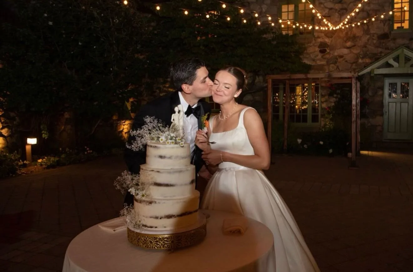 Ending our night knowing our couples wedding was magical and the cake we made helped enhance the magic! 💜💜

📍 @willowdaleestate 
📷 @heathernicolephotography @mikedean 
💇&zwj;♀️ @cindygbeauty 
💄 @letisilvabeauty 
💐 @poppyflowersco 
🎧 Joe Carso
