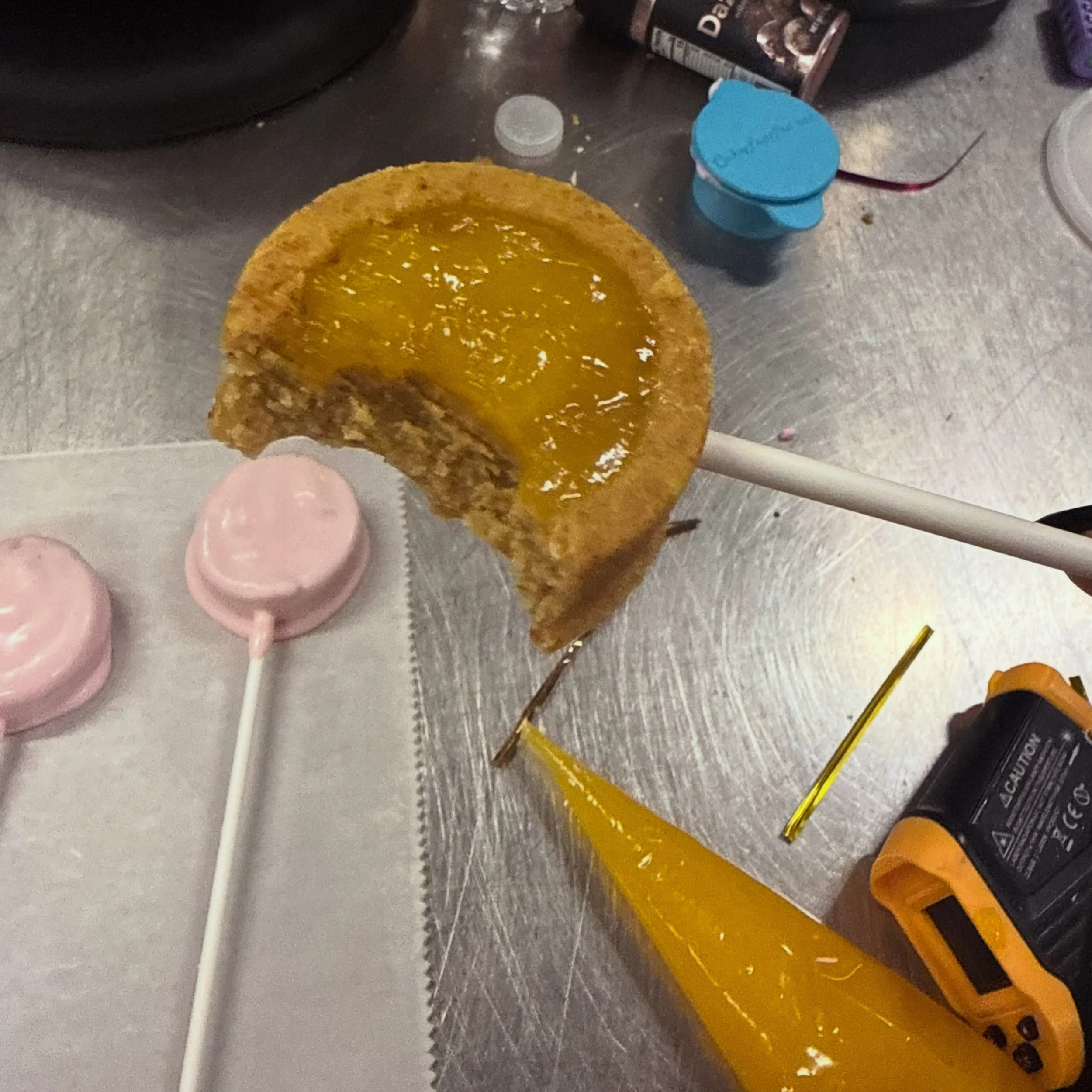 Are we filling our cakepops? Hell Yes we are!! We will have some filled cakepops at next week&rsquo;s markets! {image is lemon cakepop filled with lemon curd}