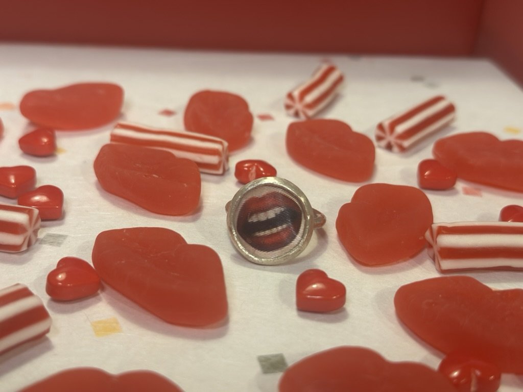 Blowing Kisses Magic Ring