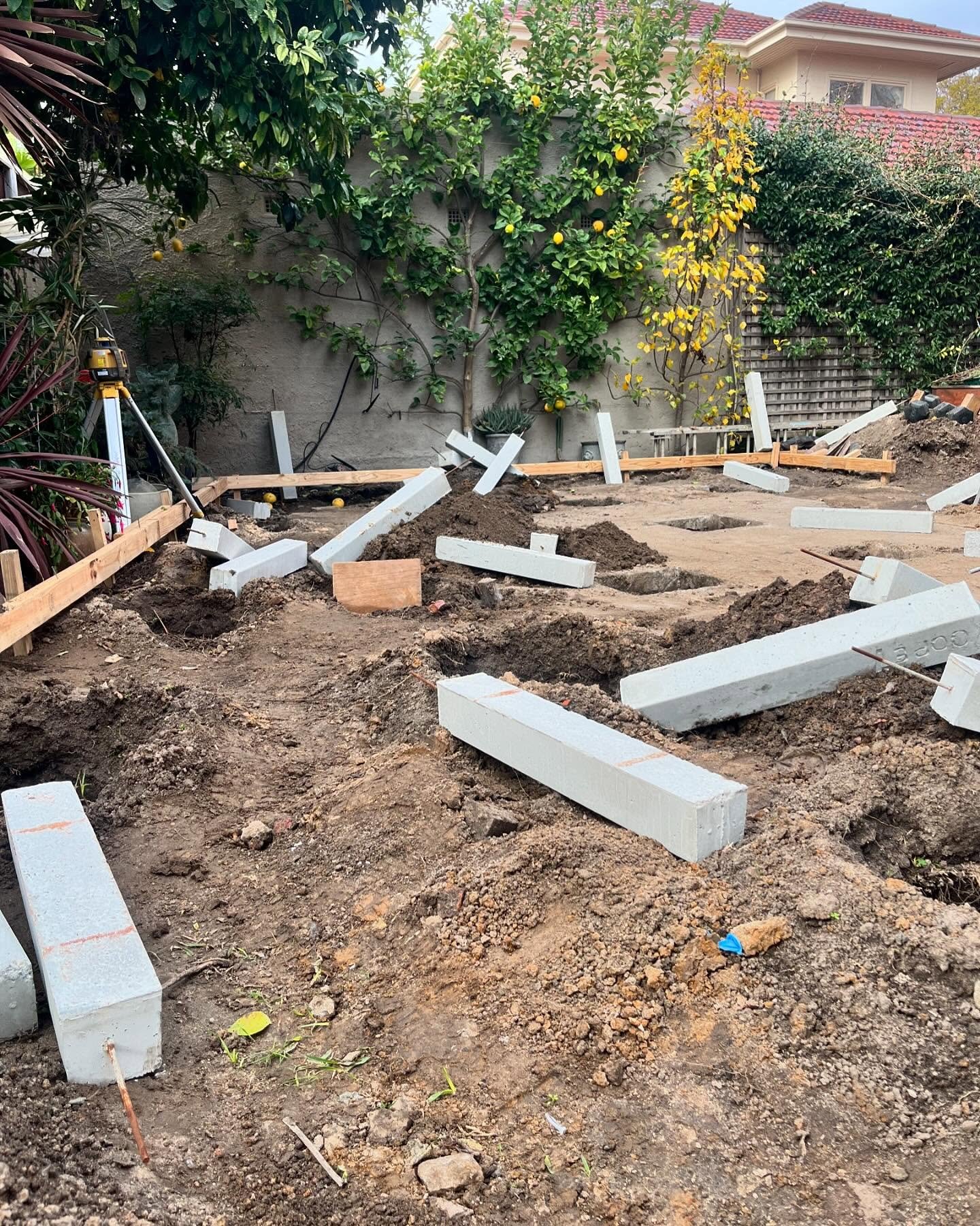 Decking incoming&hellip;

#ripponleabuild #melbournebuilder #stumps #subfloor #melbournecarpentry #concretepour #fridaypours