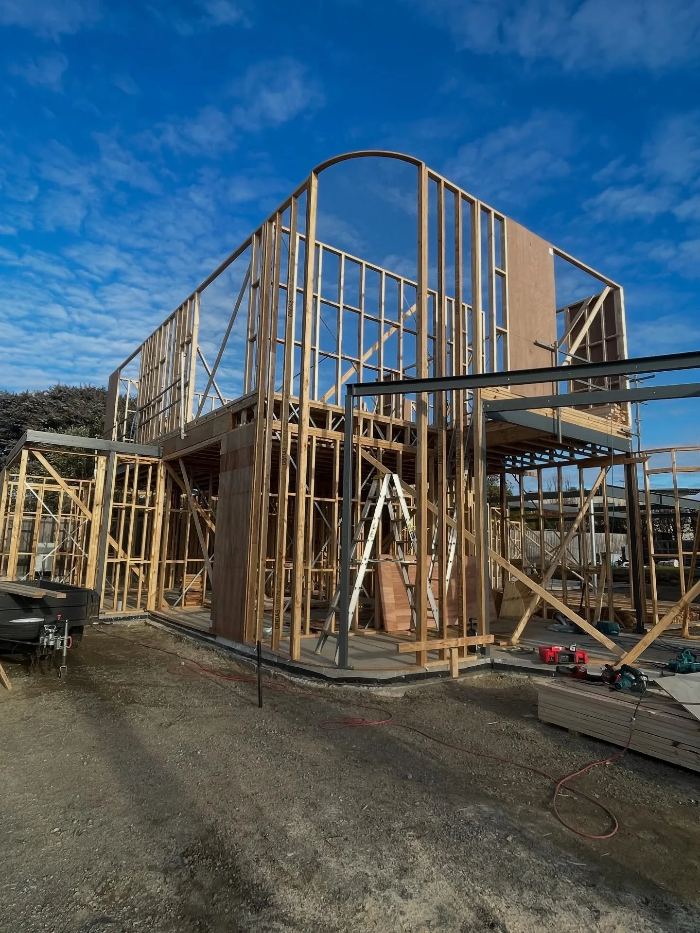 ~ Mt Eliza ~
Being specialised carpenters and also a registered builder means we are skilled and equipped to construct some of the most architecturally challenging homes. Curved walls throughout this entire project, and today completed this curved