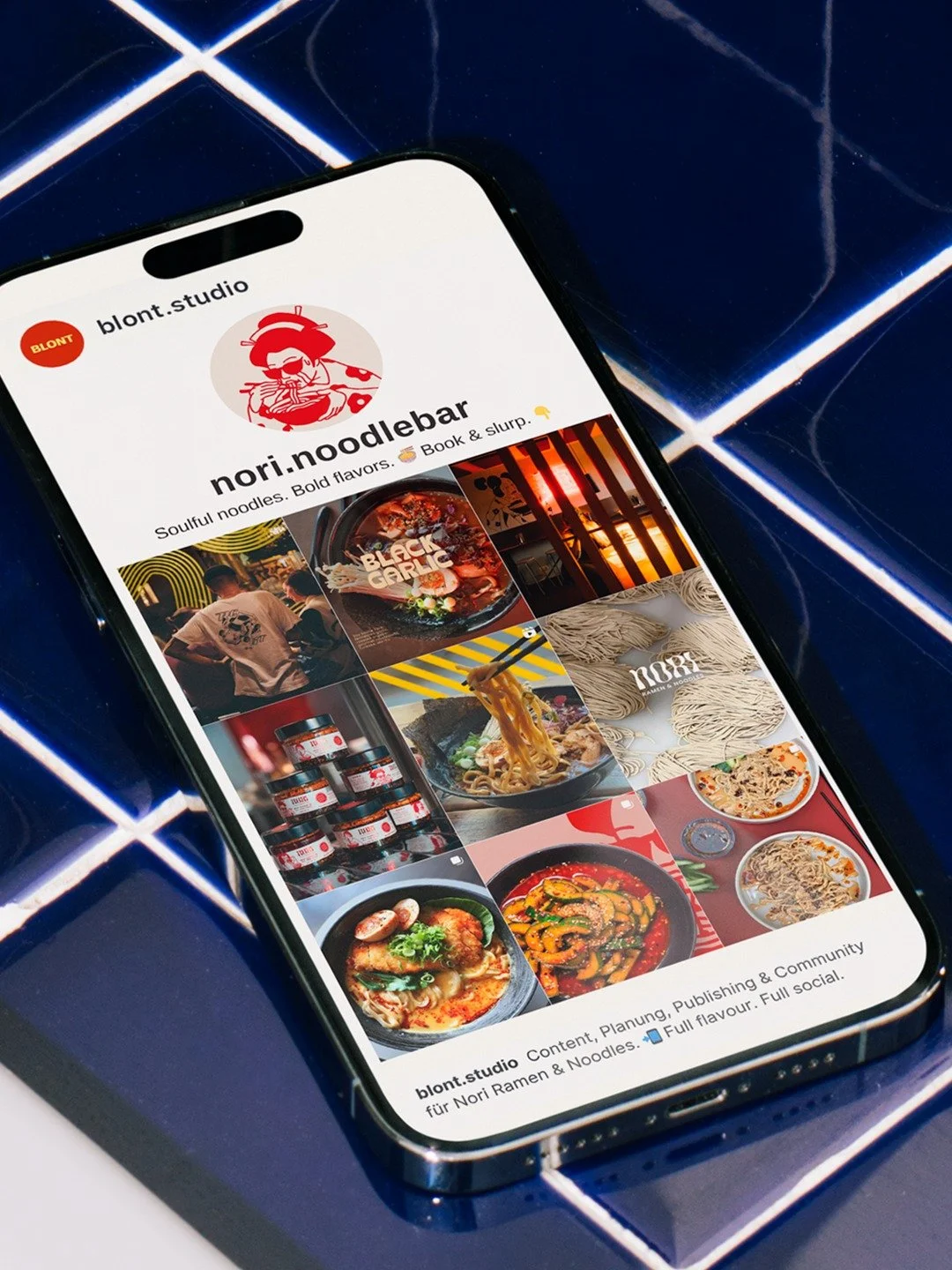 Handmade noodles. Handmade content.
@nori.noodlebar serviert die Ramen. Wir servieren den Feed.
Content Creation, Redaktionsplanung, Publishing, Community … Full service, full social.
Das Ergebnis? Ein Auftritt, so fresh wie die Nudeln. 🔥
U