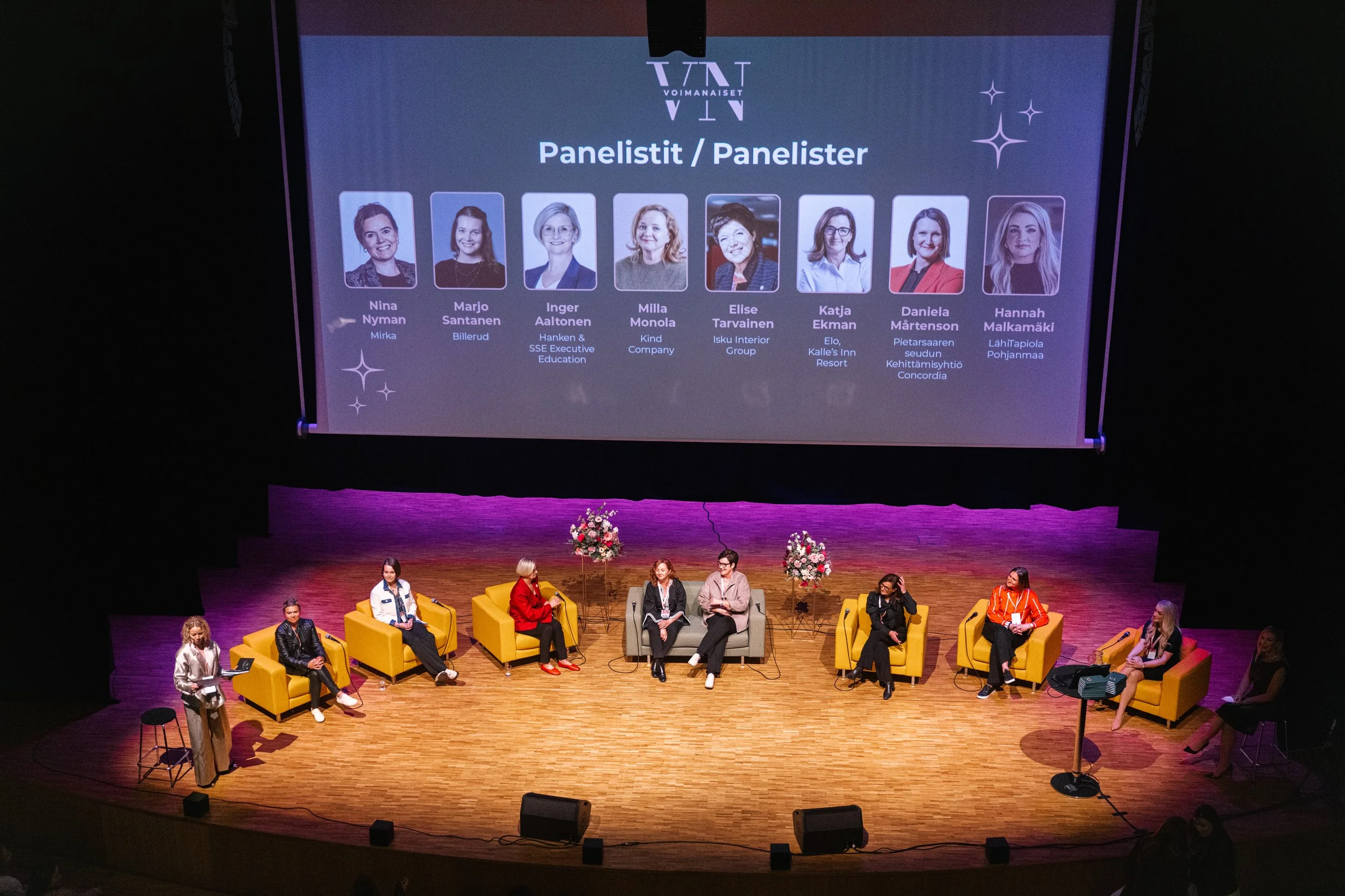 VoimaNaiset seminaarin panelistit rivissä lavalla