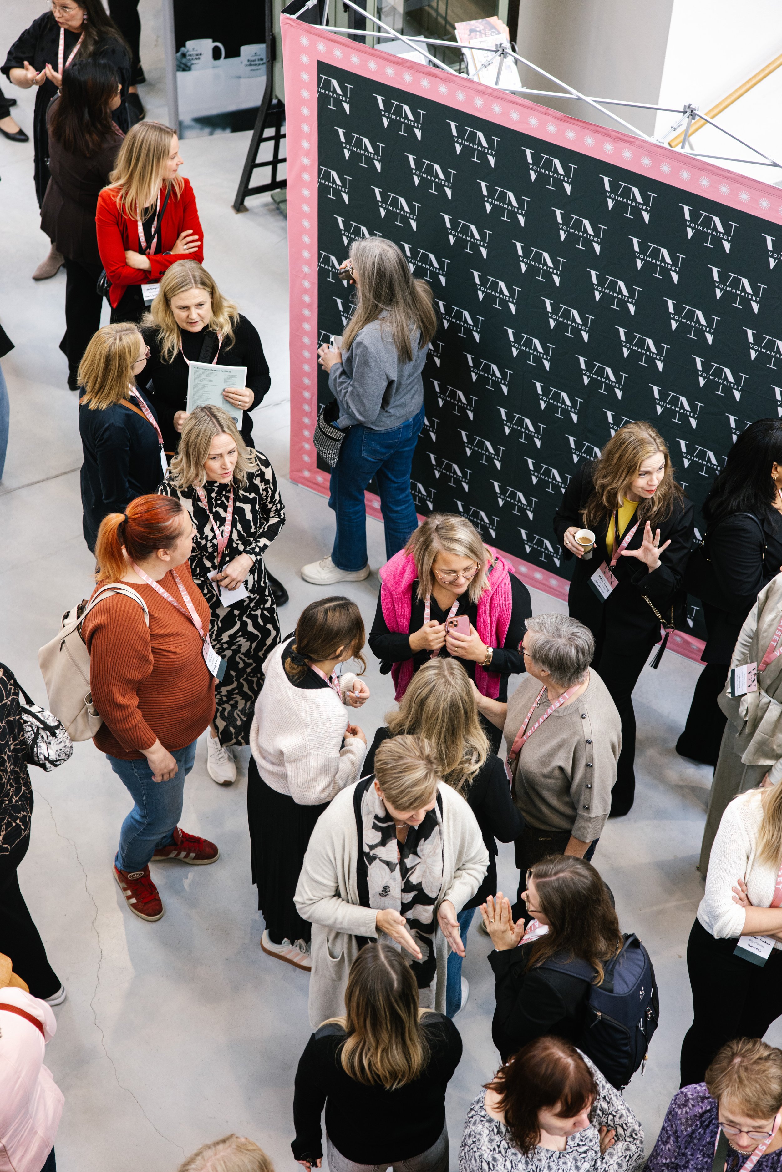 Kuva VoimaNaiset seminaarista kun naiset juttelevat toisilleen tapahtuman käytävillä