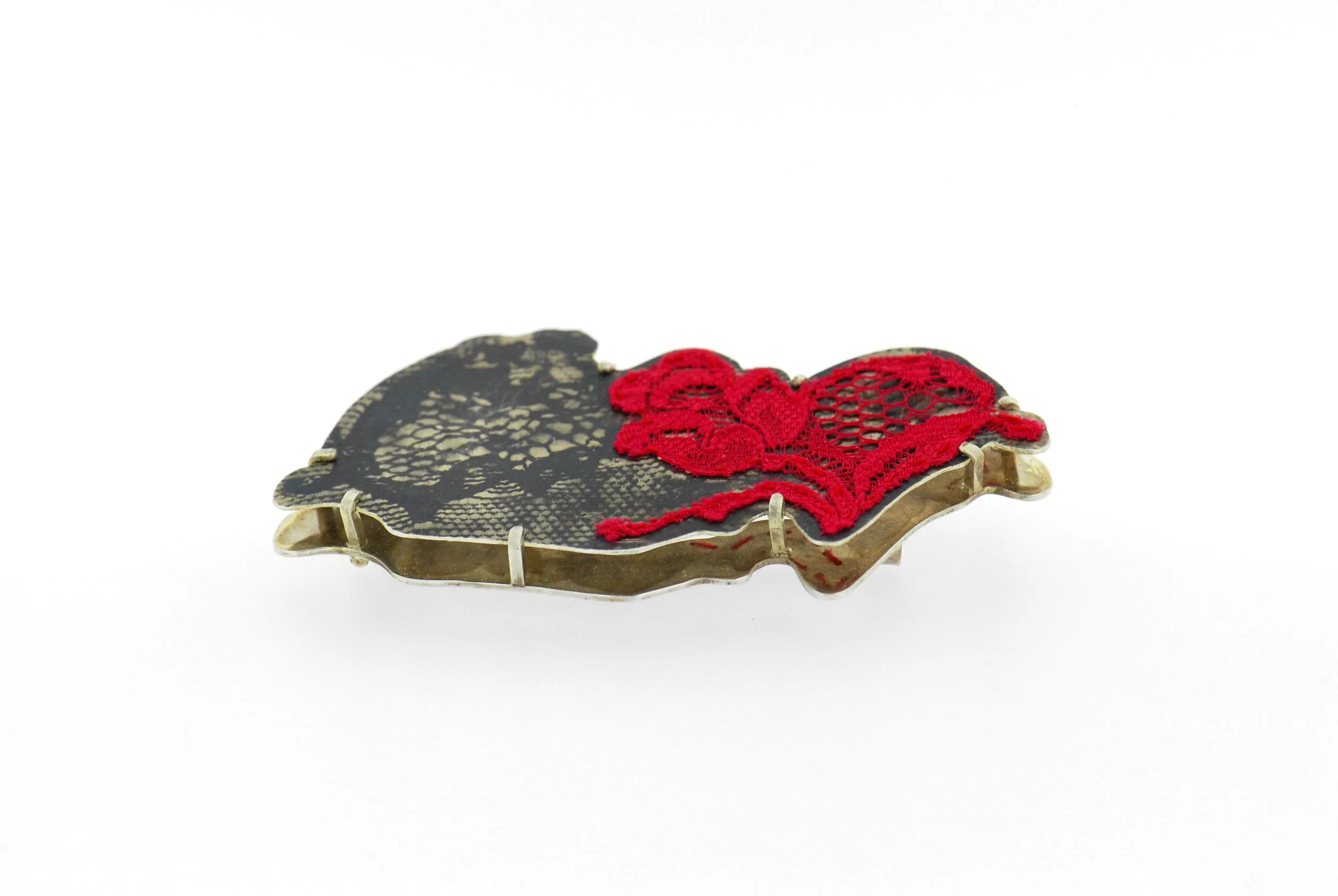 Broche dentelle, argent, nielle et dentelle rouge