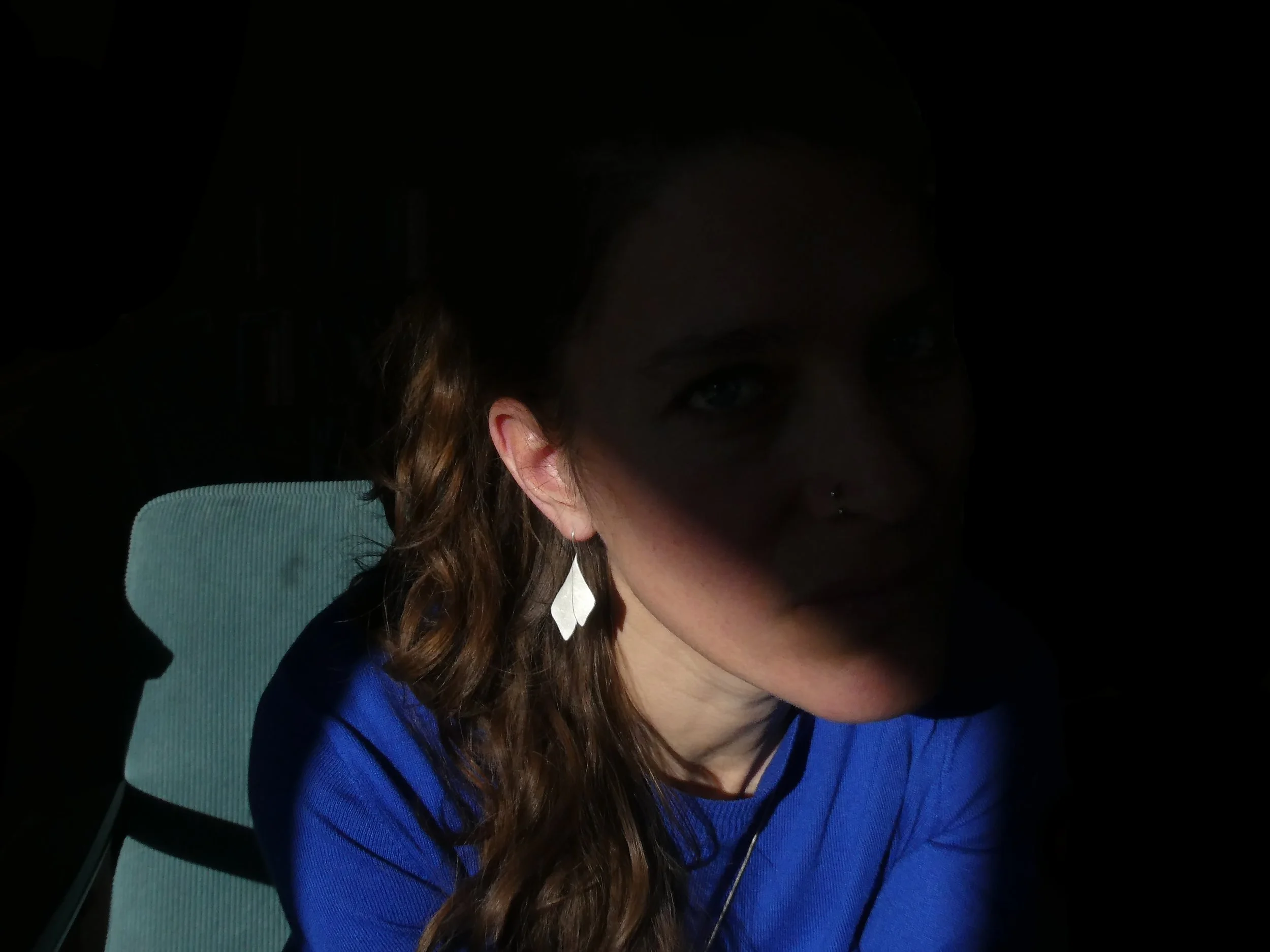 Silver leaf earrings handmade in Switzerland by Julie Usel, contemporary jewelry with matte and polished textures reflecting light