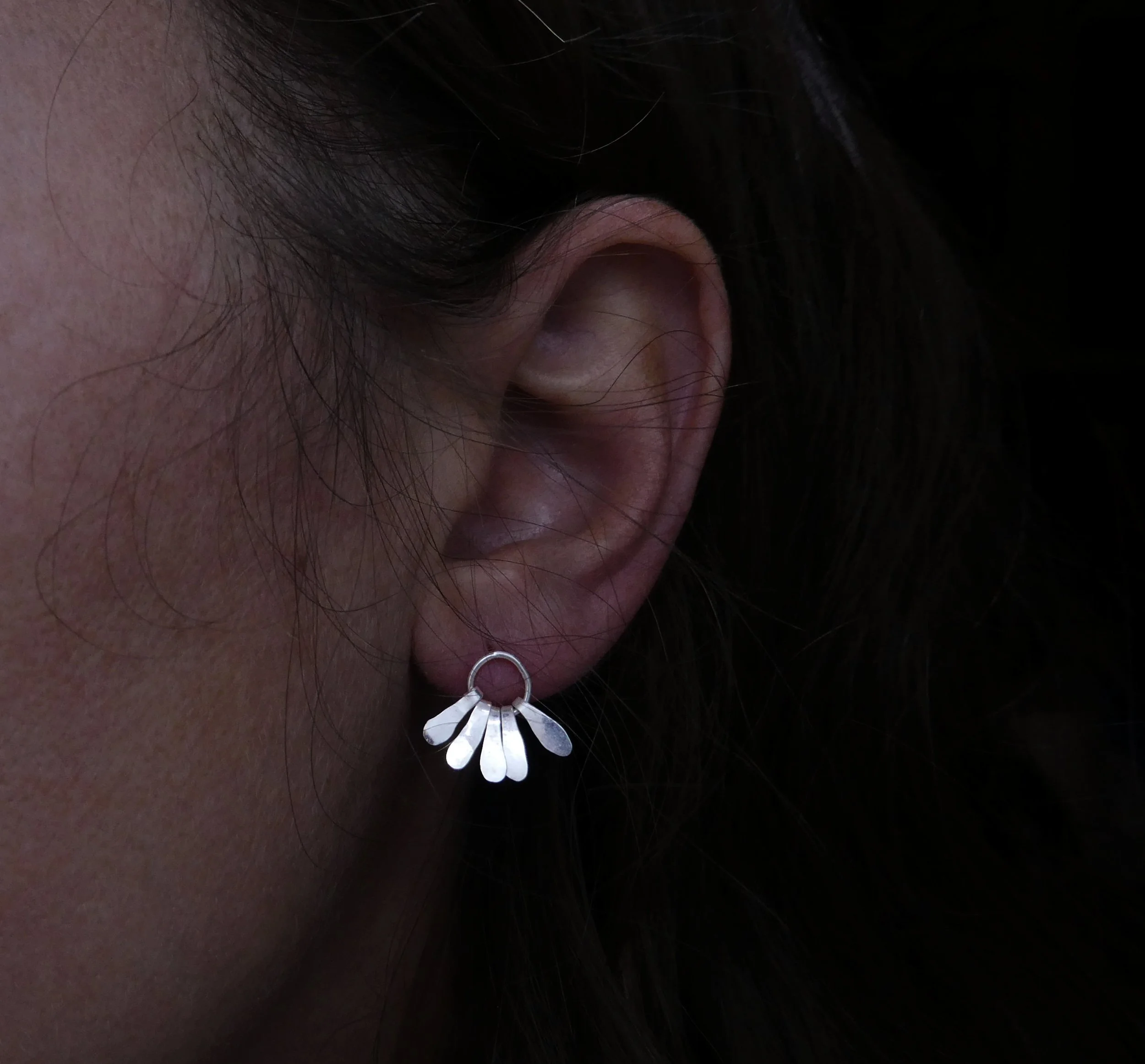 Un peu, petal earrings in silver