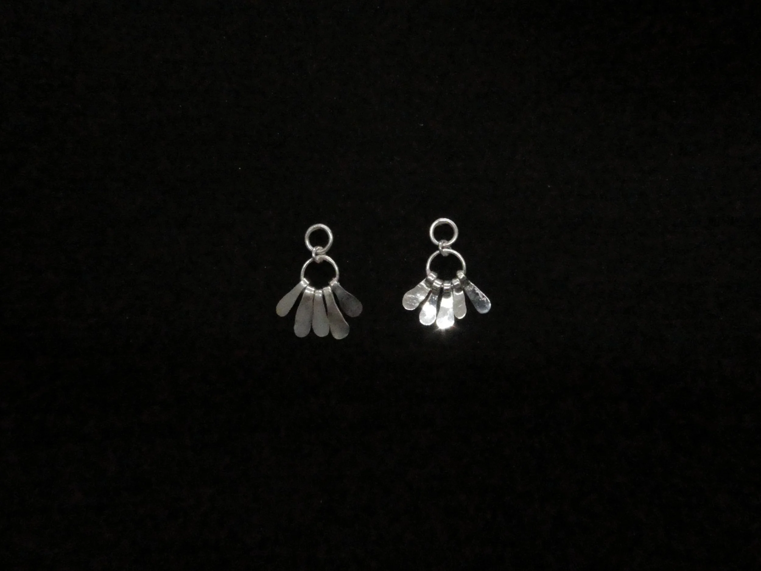 Un peu, petal earrings in silver