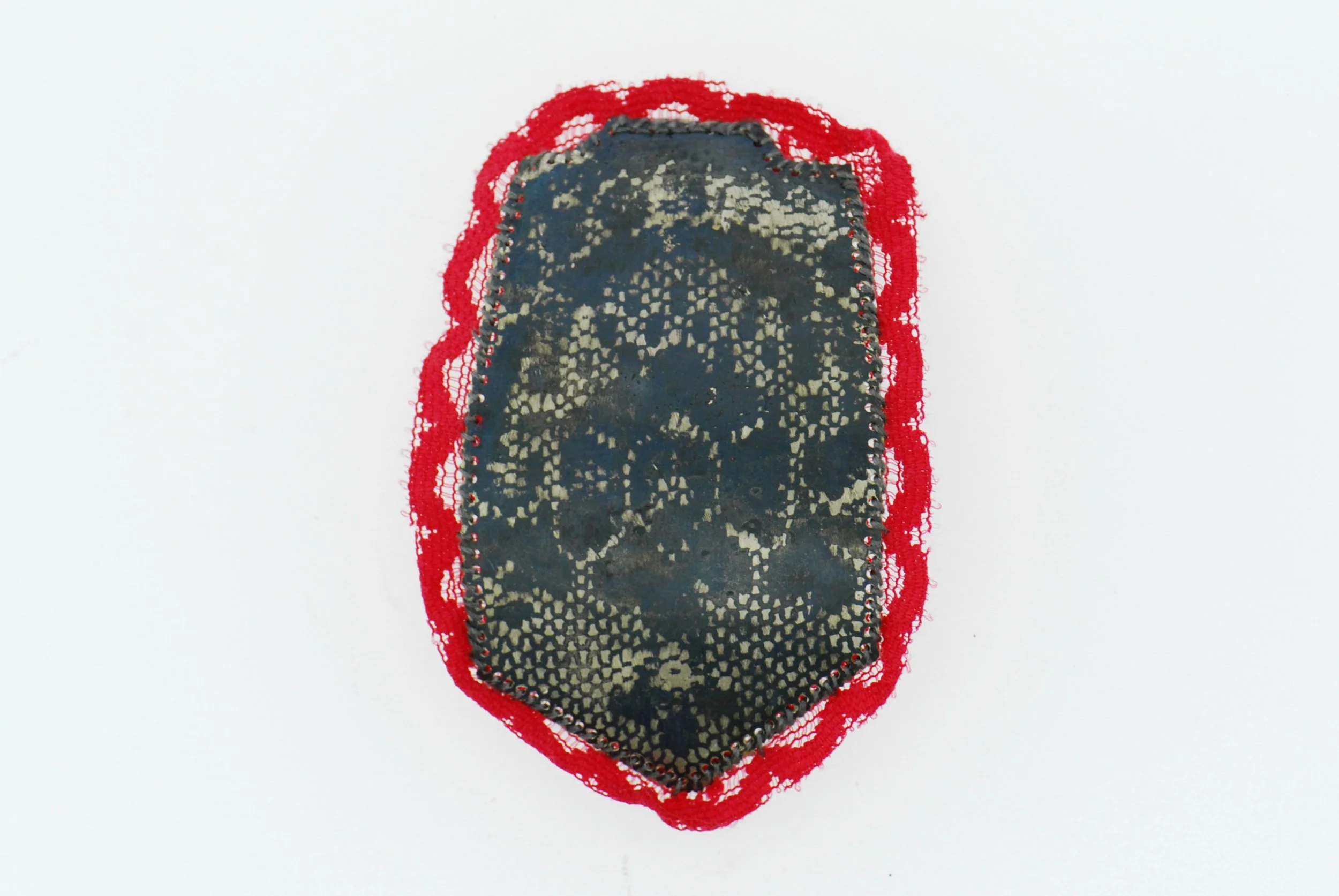 Ecusson, argent, nielle et dentelle rouge