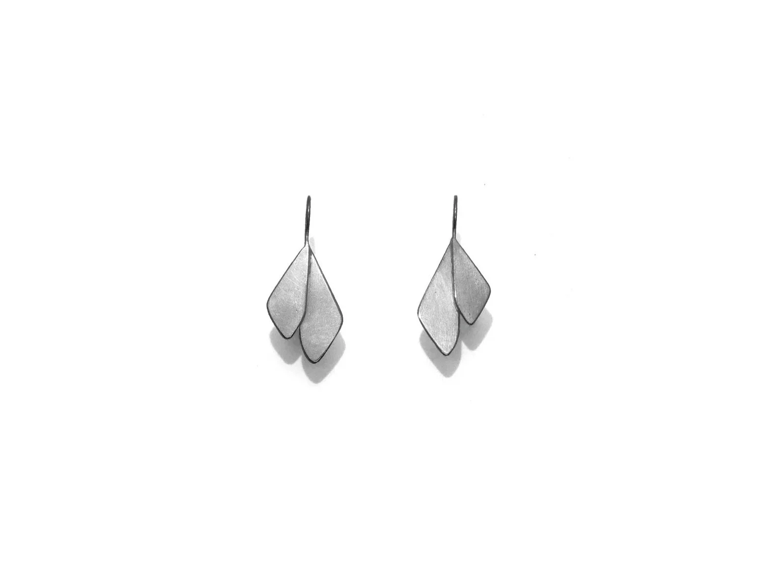 Silver leaf earrings handmade in Switzerland by Julie Usel, contemporary jewelry with matte and polished textures reflecting light