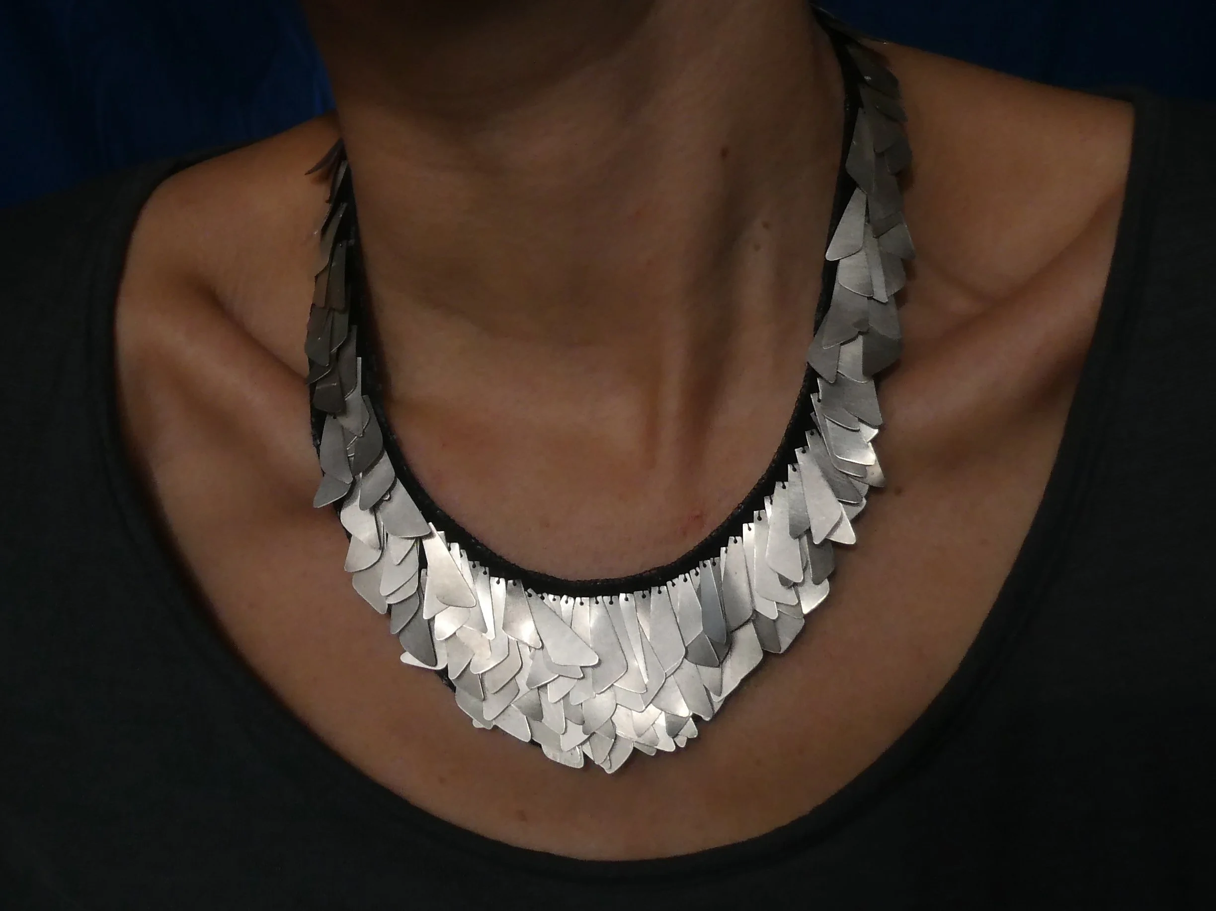 Shimmering sound: silk and silver. For FRAGILITY, Alliages Asso, Munich Jewellery Week 2026, Werkstatt-galerie