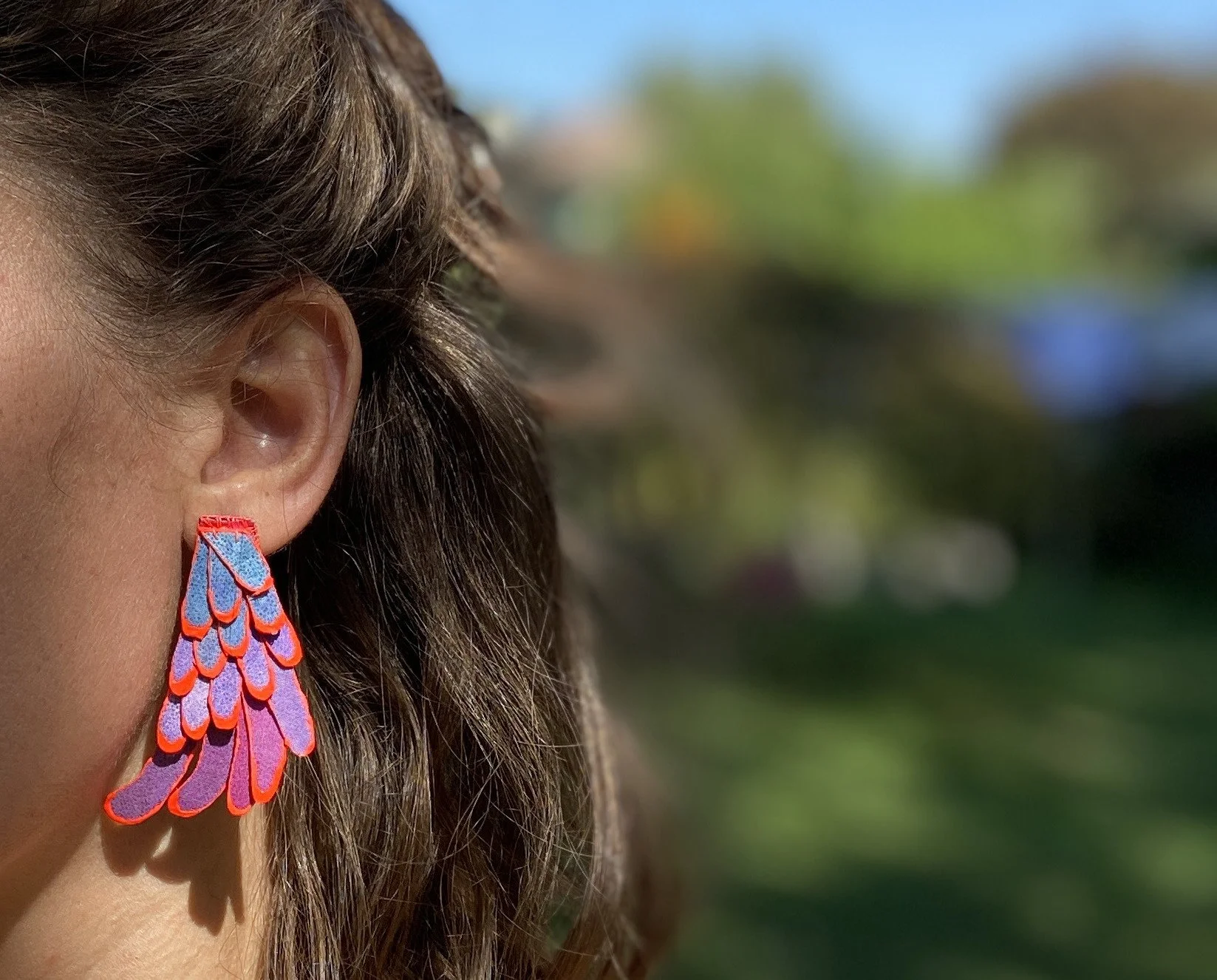 Art jewelry piece by Julie Usel, iridescent pink and blue tones, handmade in Switzerland