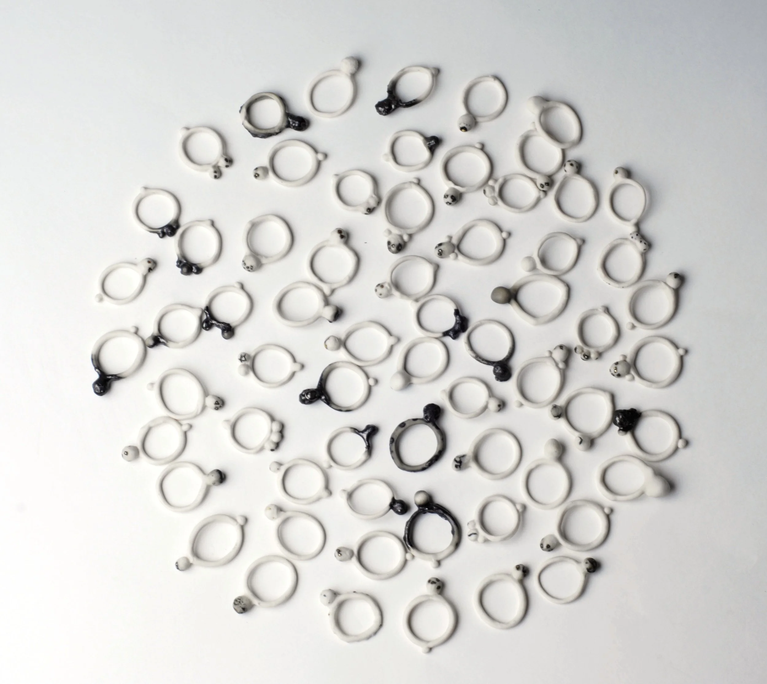 In vitro: rings in porcelain and metal