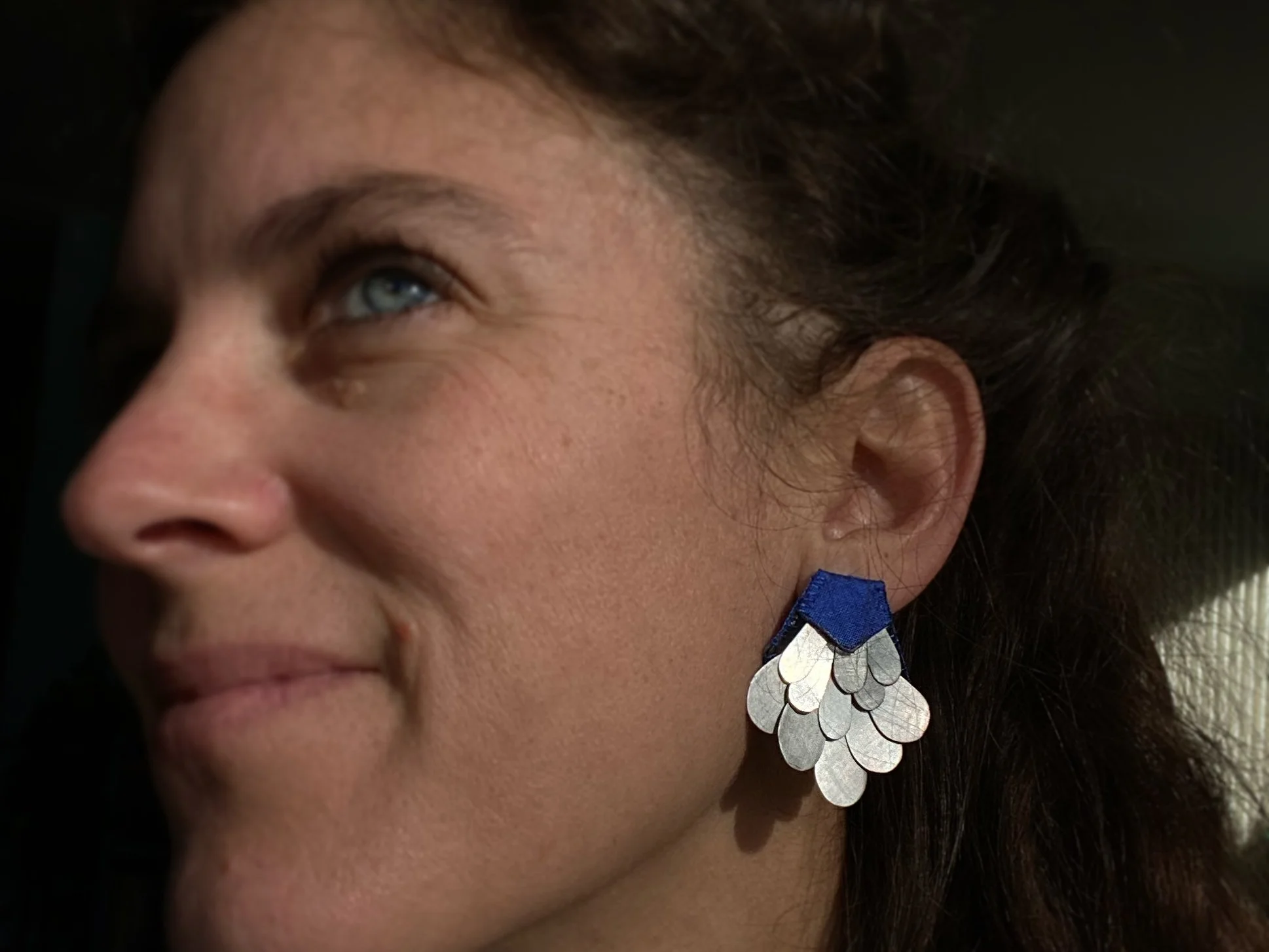 Seabird – Silver Earrings: Silver and silk earrings handmade in Switzerland, contemporary jewelry inspired by seabirds with shimmering reflections