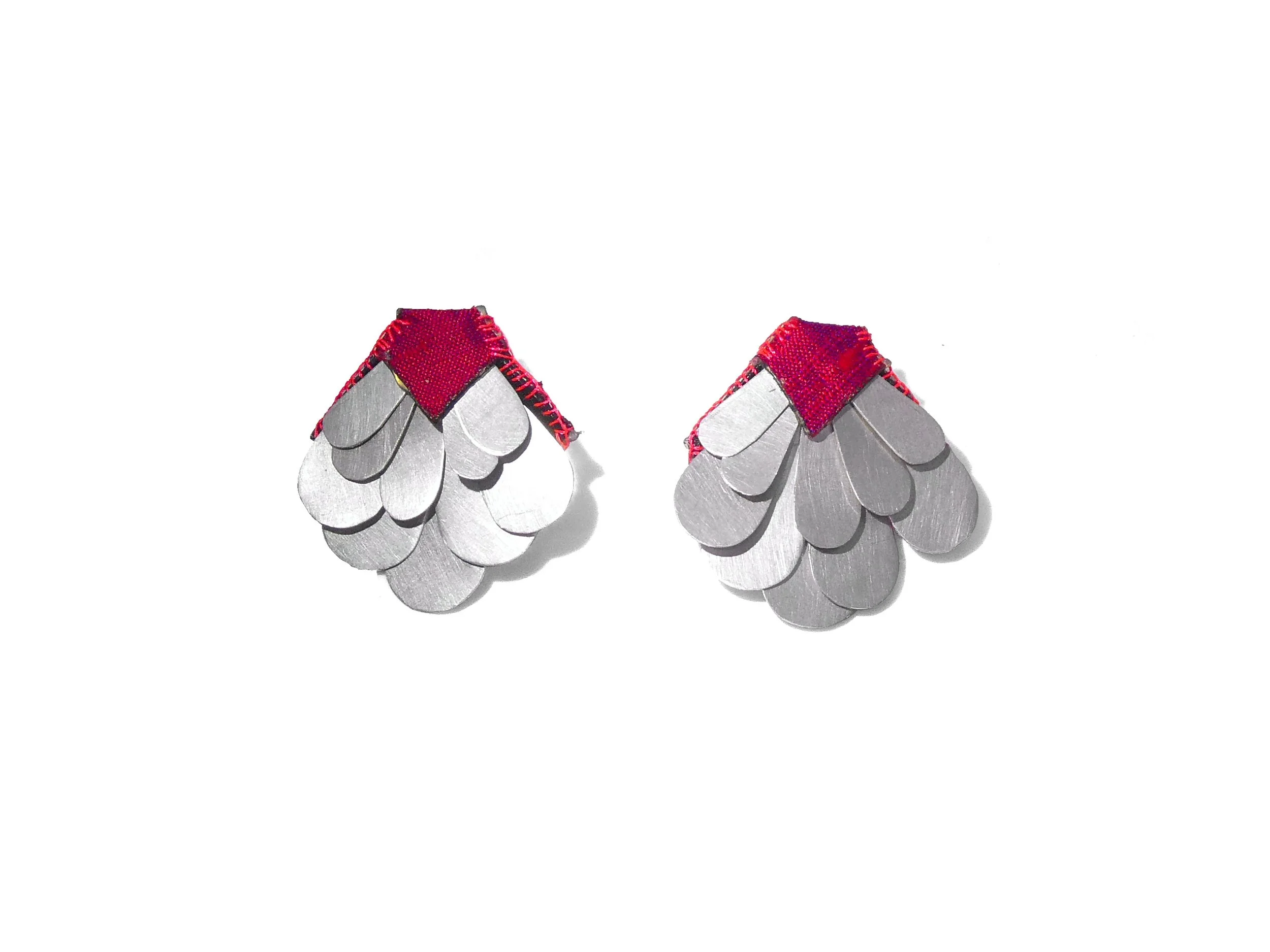 Seabird – Silver Earrings: Silver and silk earrings handmade in Switzerland, contemporary jewelry inspired by seabirds with shimmering reflections