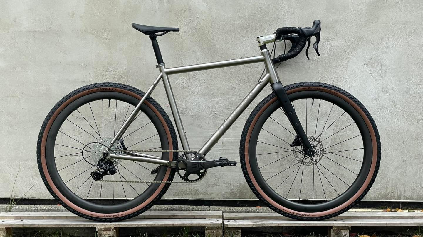 Classic. Tuscus mit aikon.wheels G740 core, campagnolosrl Ekar, pirelli Gravel M, canecreekusa Goodies und sqlab 314. #bocksteinbikes #bocksteinwheels #bockstein #ridegravel #mtblove #doyourwork #rideforward #gravelbike #gravelracing #bikepacking #gr