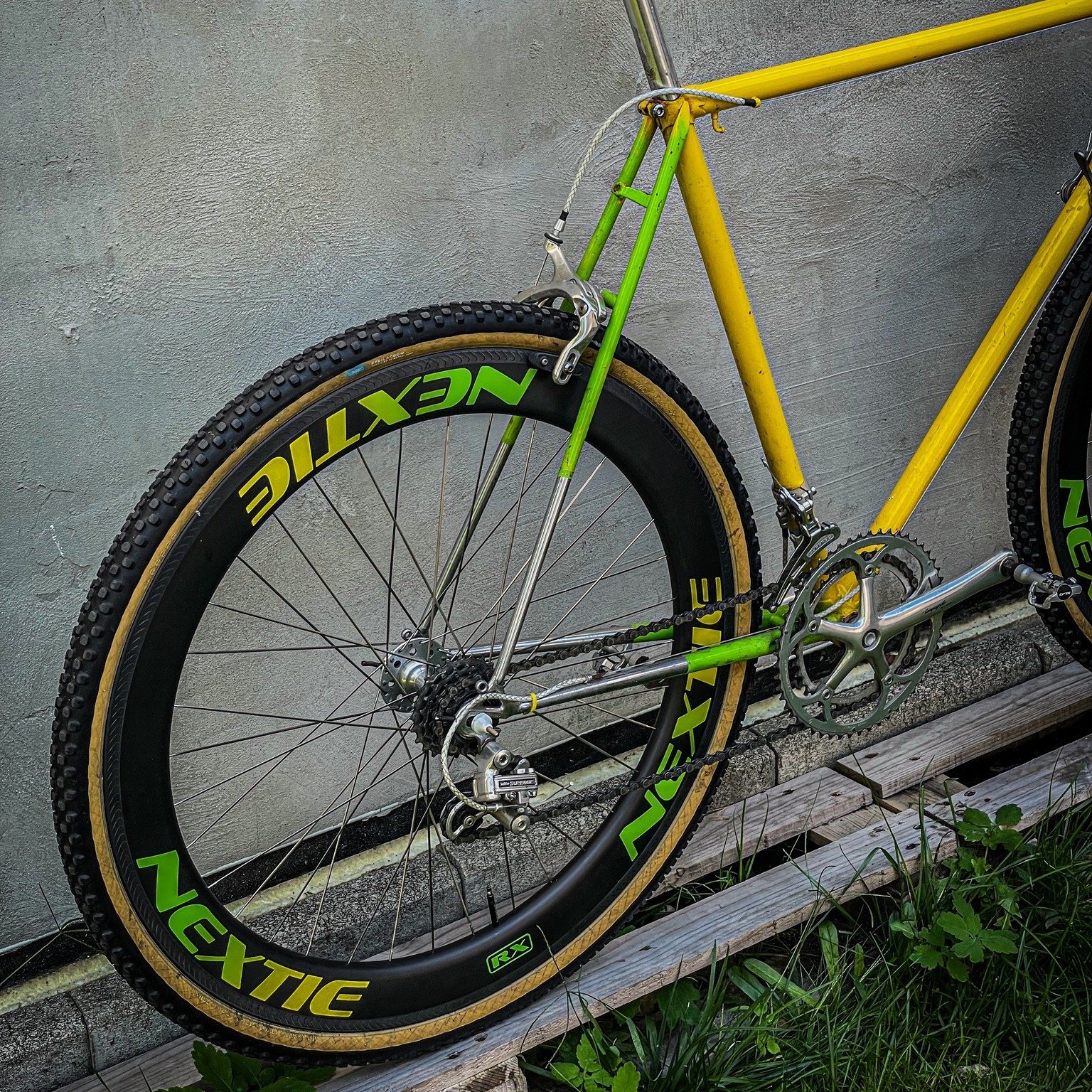 Manchmal ist es einfach wichtig was auszuprobieren um zu erforschen, was geht und was einen Unterschied macht. Custom Laufr&auml;der mit @nextiebikes 60 mm Felgen, Normandy Naben und @sapim_official CX ray Speichen in silber. Neben unserer @aikon.whe