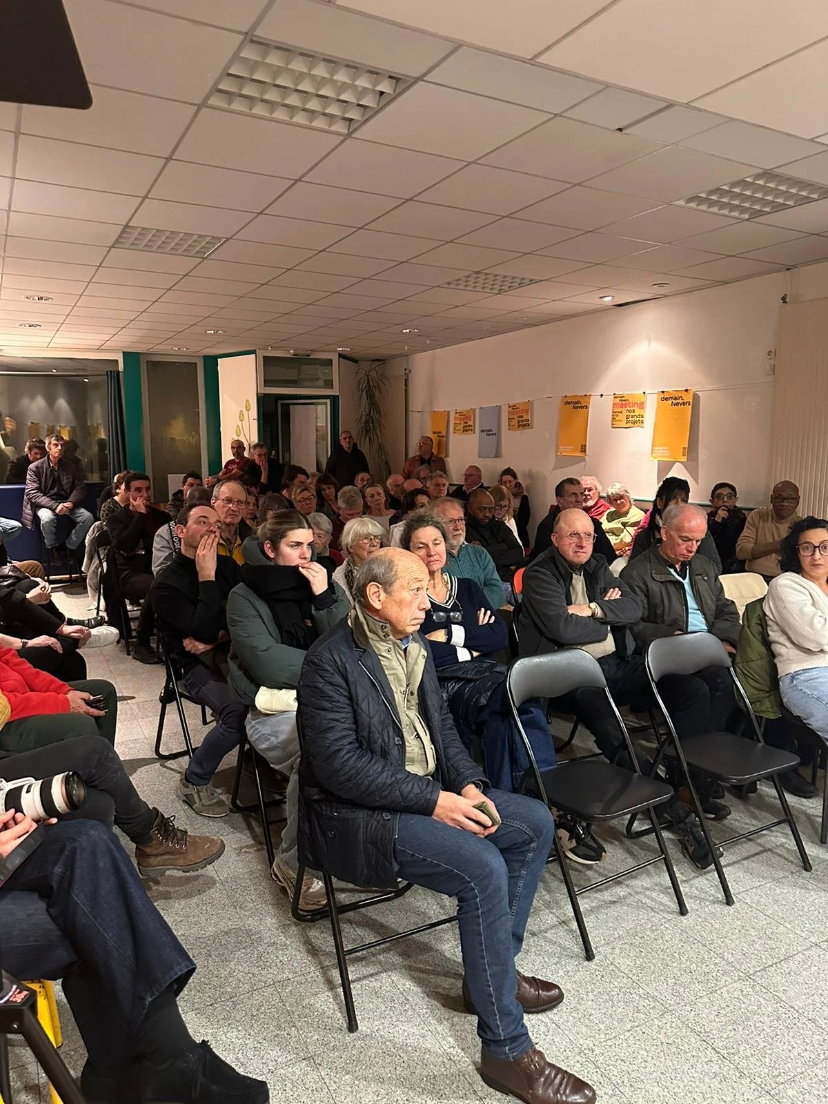 ➡️ Demain Nevers r&eacute;ussit son pari : dynamiser la campagne. 
👉 Beaucoup de monde pour cette r&eacute;union publique sur le centre-ville, avec des &eacute;changes et des propositions concr&egrave;tes pr&eacute;sent&eacute;es par Wilfrid S&eacut