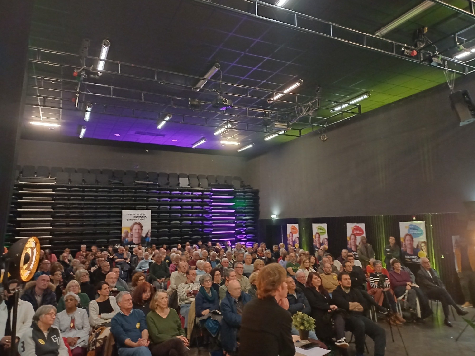Une salle comble !
Plus de 160 personnes !
Un nouveau souffle pour Nevers