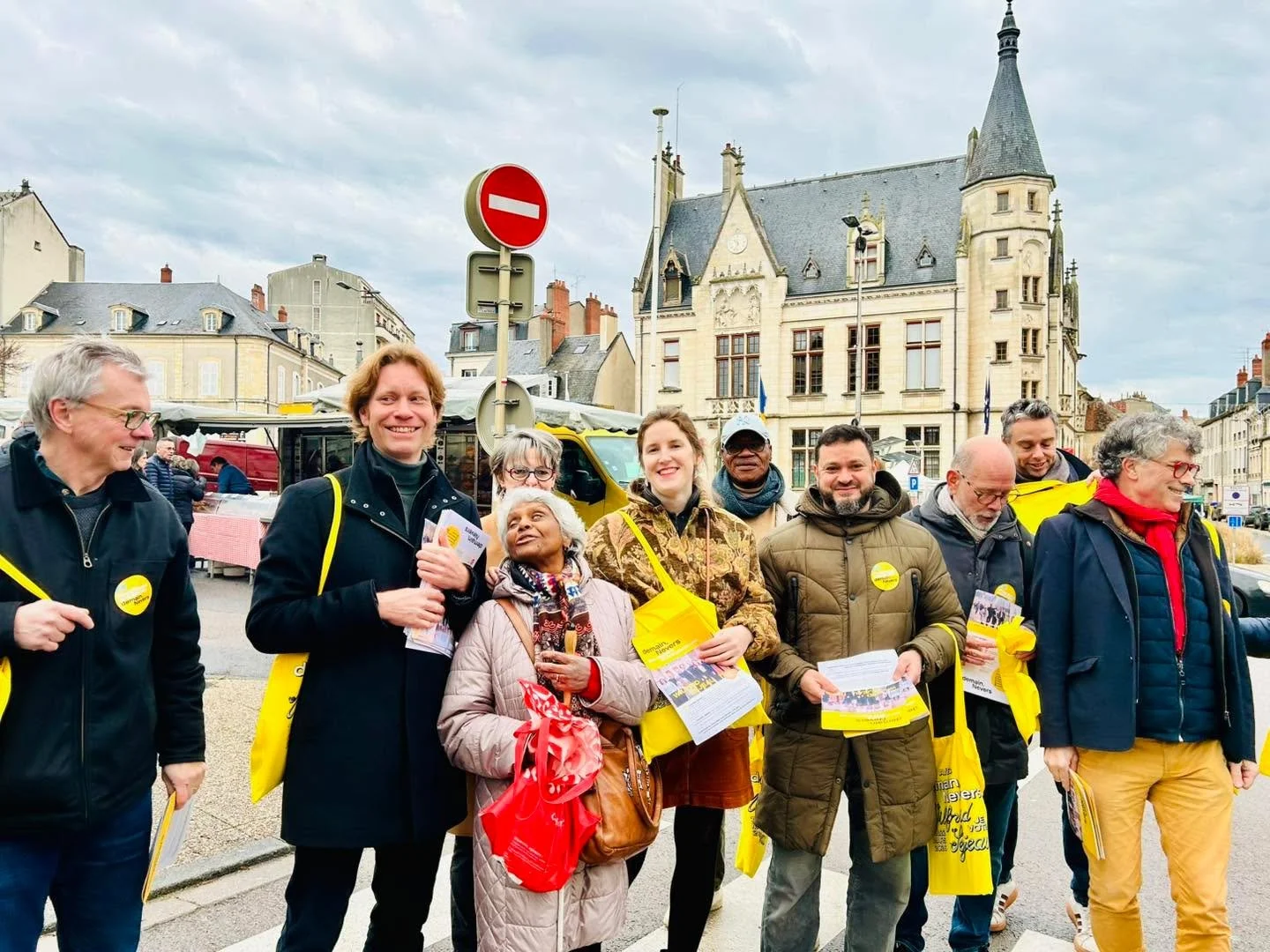 📸 Retour en images sur notre campagne terrain cette semaine

En porte-&agrave;-porte et sur les march&eacute;s, dans tous les quartiers et tous les jours 🫶

L&rsquo;&eacute;quipe de Demain, Nevers poursuit les rencontres avec les Neversoises et Nev
