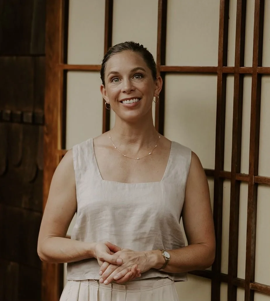 Hawaii based wedding Artist in front of shoji screen