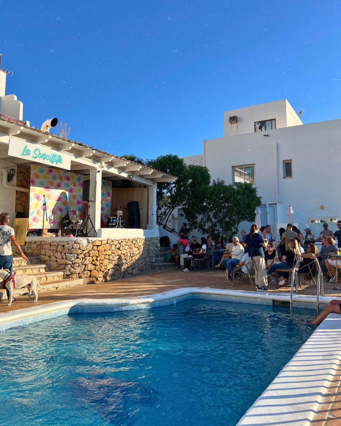 💦🌴 Brisa marina, un chapuz&oacute;n y buena comida.
En La Sencillita lo tienes todo: piscina con vistas al mar, ambiente chill y sabores que te transportan al norte y sur.
Ven a desconectar... o a reconectar con lo que de verdad importa.

📞 Reserv