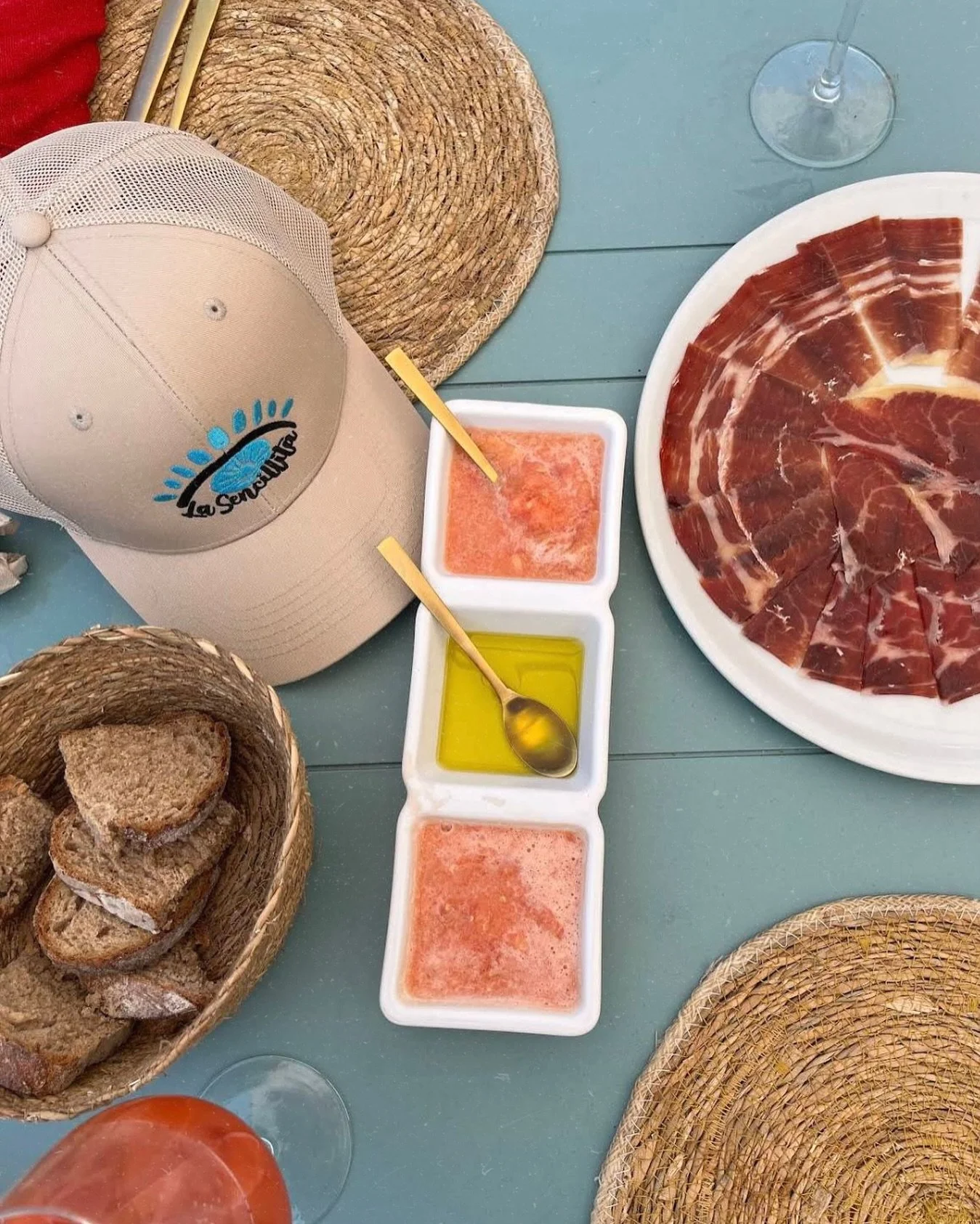 🥖 Pan con tomate, buen jam&oacute;n y m&uacute;sica suave de fondo&hellip;
💃 El plan sencillo, pero perfecto, est&aacute; en La Sencillita.
✨ Septiembre nos regala los &uacute;ltimos d&iacute;as de sol, aprovecha y ven a ver una de las puestas de s