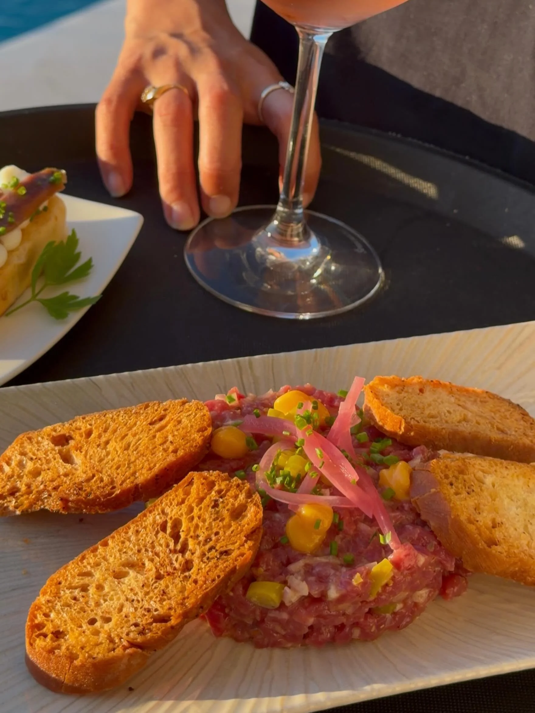 Steak tartar con piparra y yema de huevo curada 
El bocado que despierta el paladar y cambia el ritmo de cualquiera😝. 
Mojarse es obligatorio: &iquest;Eres del equipo del tartar cl&aacute;sico o te vienes arriba con esta combinaci&oacute;n?
Reserva 