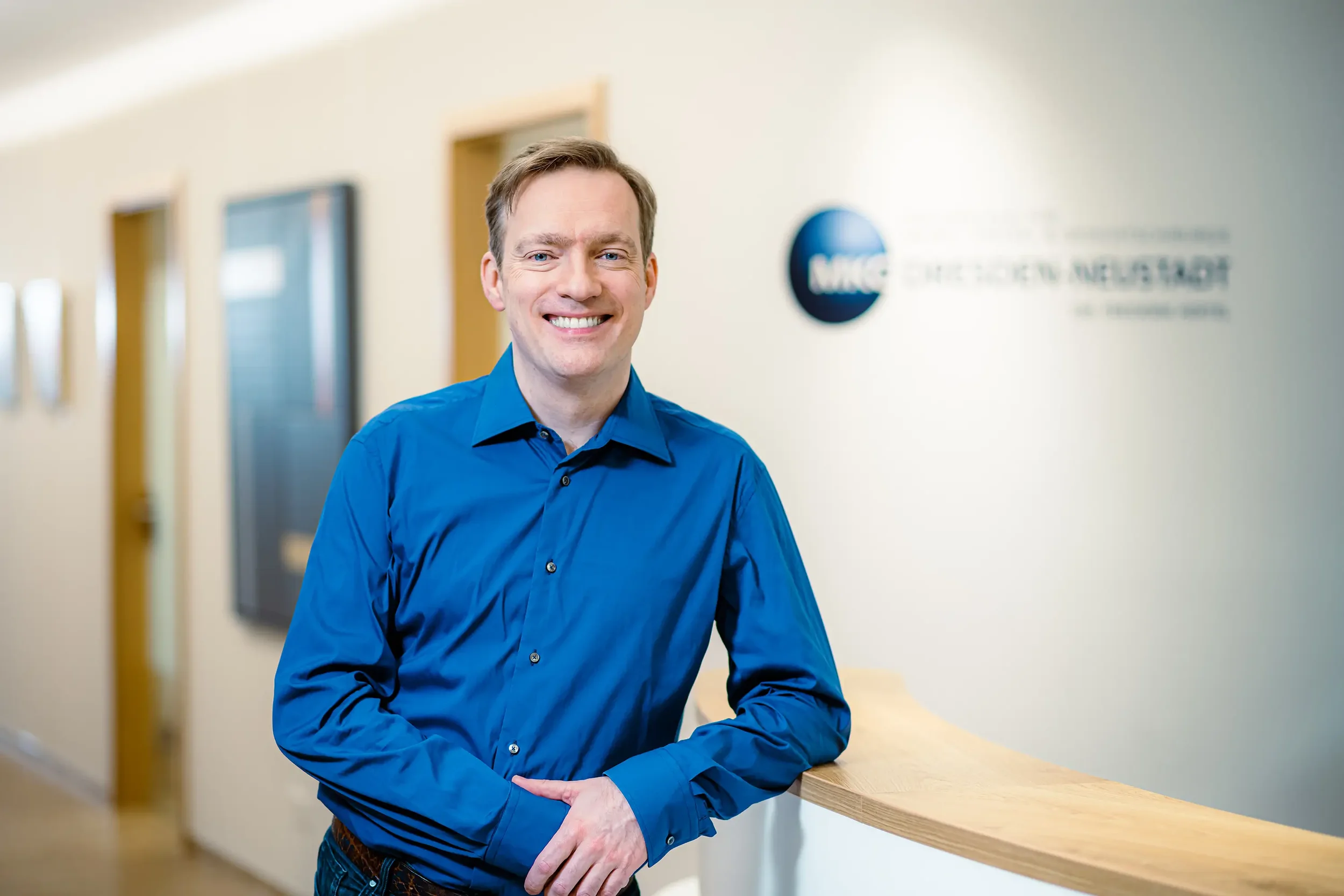 Business-Portrait eines Zahnarztes – professionell für Praxiswebsite und Teamseite in Falkensee.