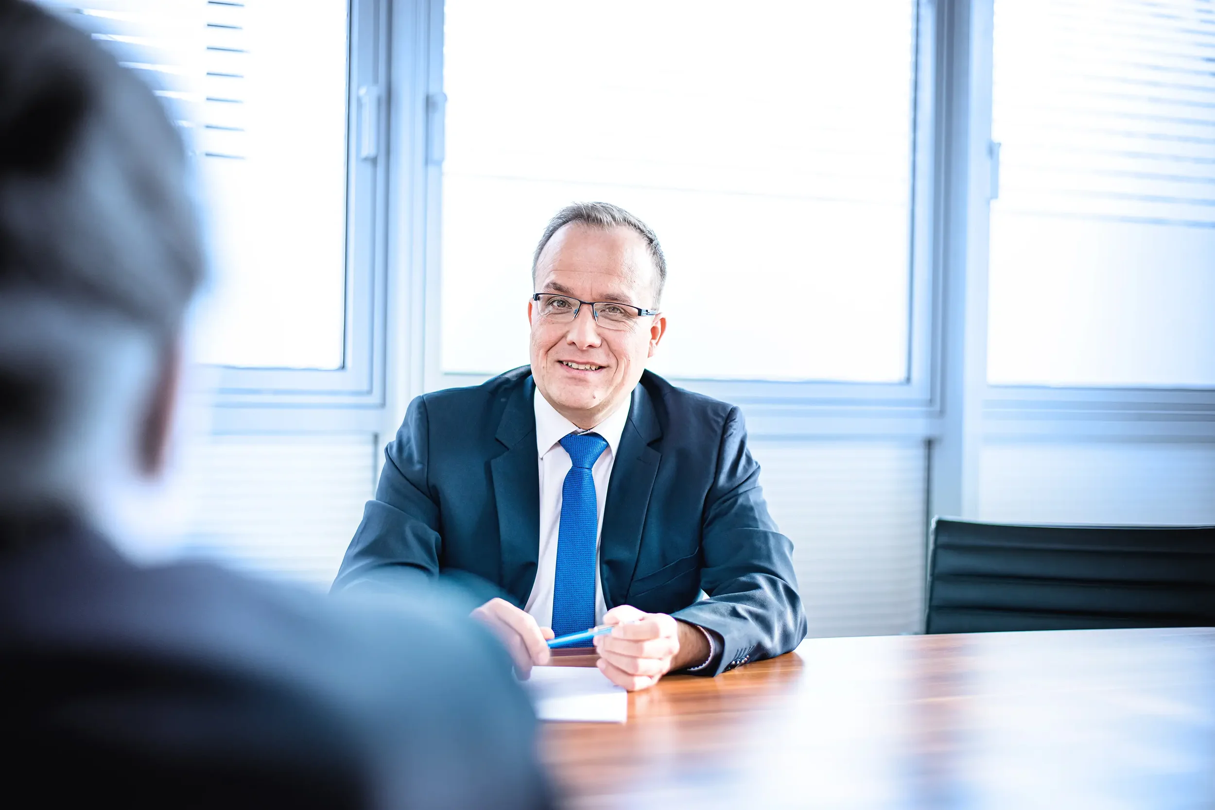 Natürliche Businessportraits, die Teamkultur und Arbeitsumgebung zeigen in der Region Potsdam-Mittelmark.