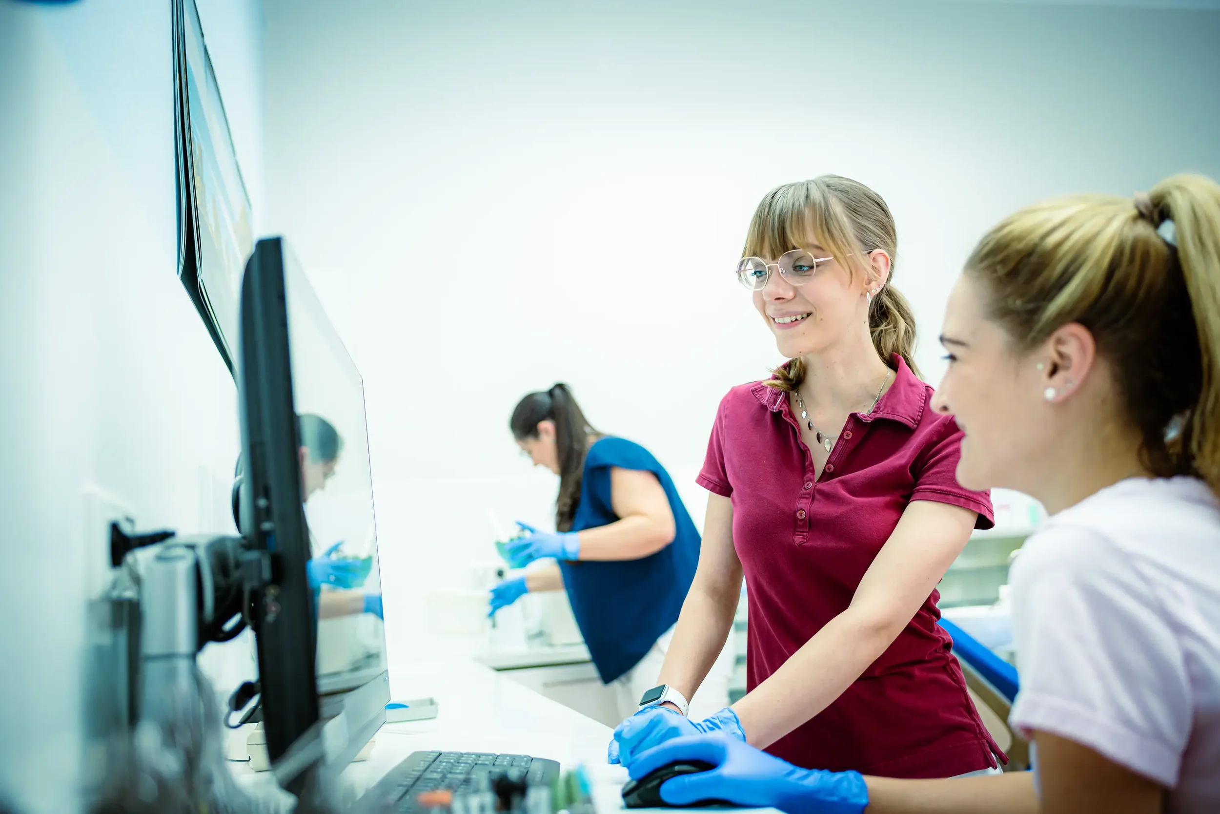 Behandlungsaufnahme Praxisfotografie in einer modernen Zahnarztpraxis – vertraulich & patientenfreundlich im Havelland.