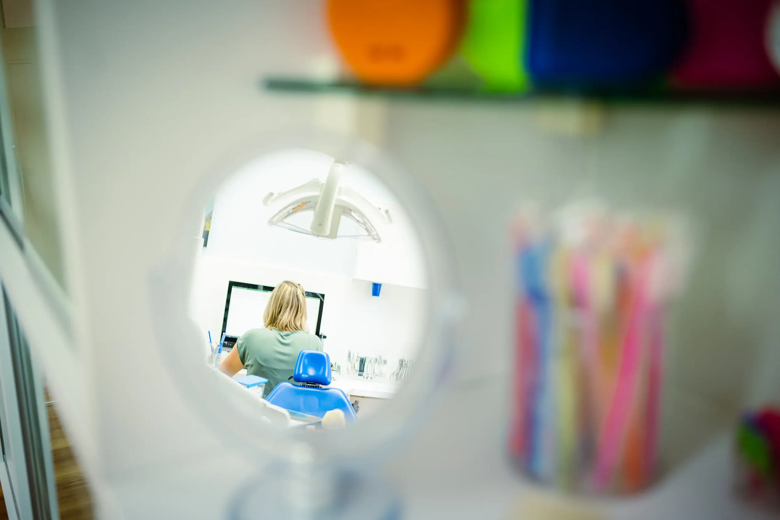 Nahaufnahme einer Behandlung in einer Zahnarztpraxis – professionelle Praxisfotografie und seriös in Potsdam.