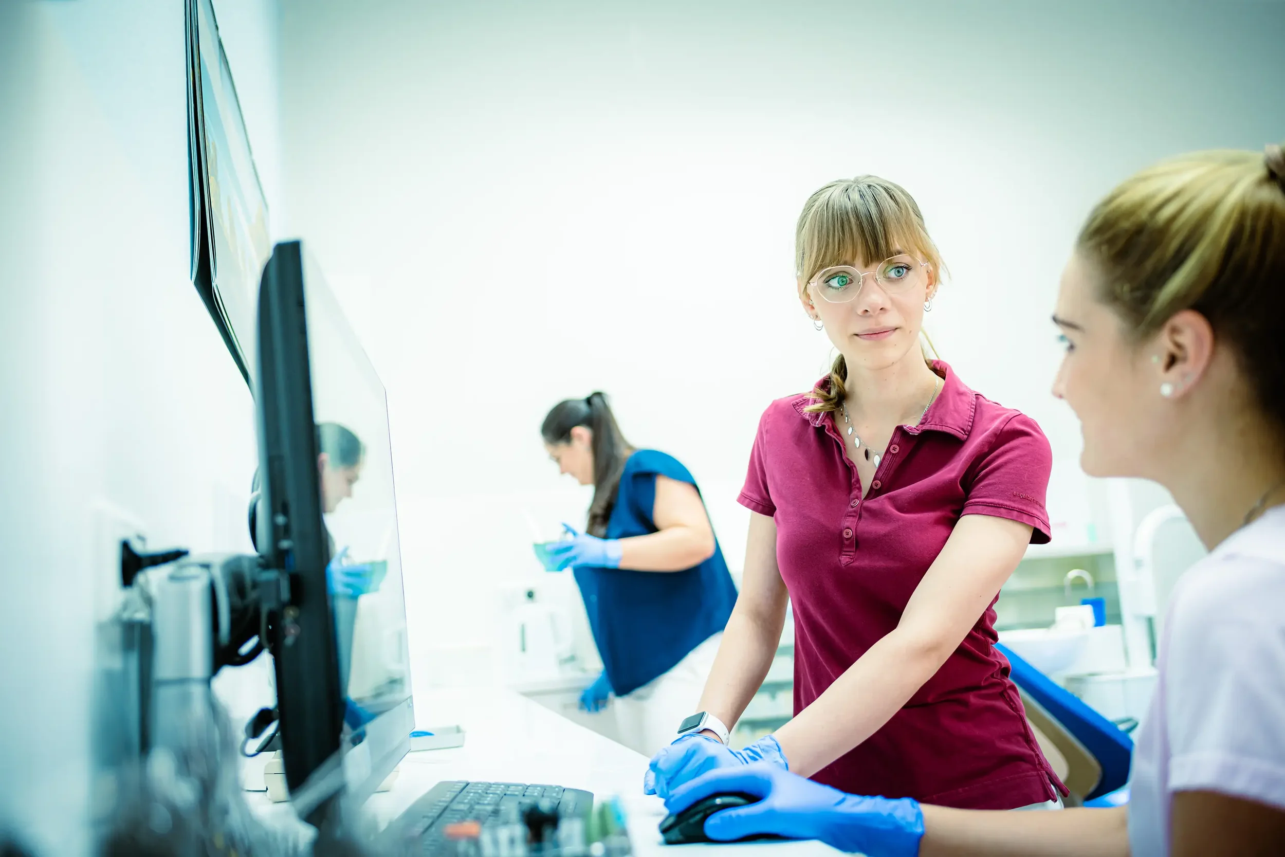 Zahnmedizinische Behandlungsszene – empathisches Bild für Praxismarketing in Spandau Praxisfotografie.