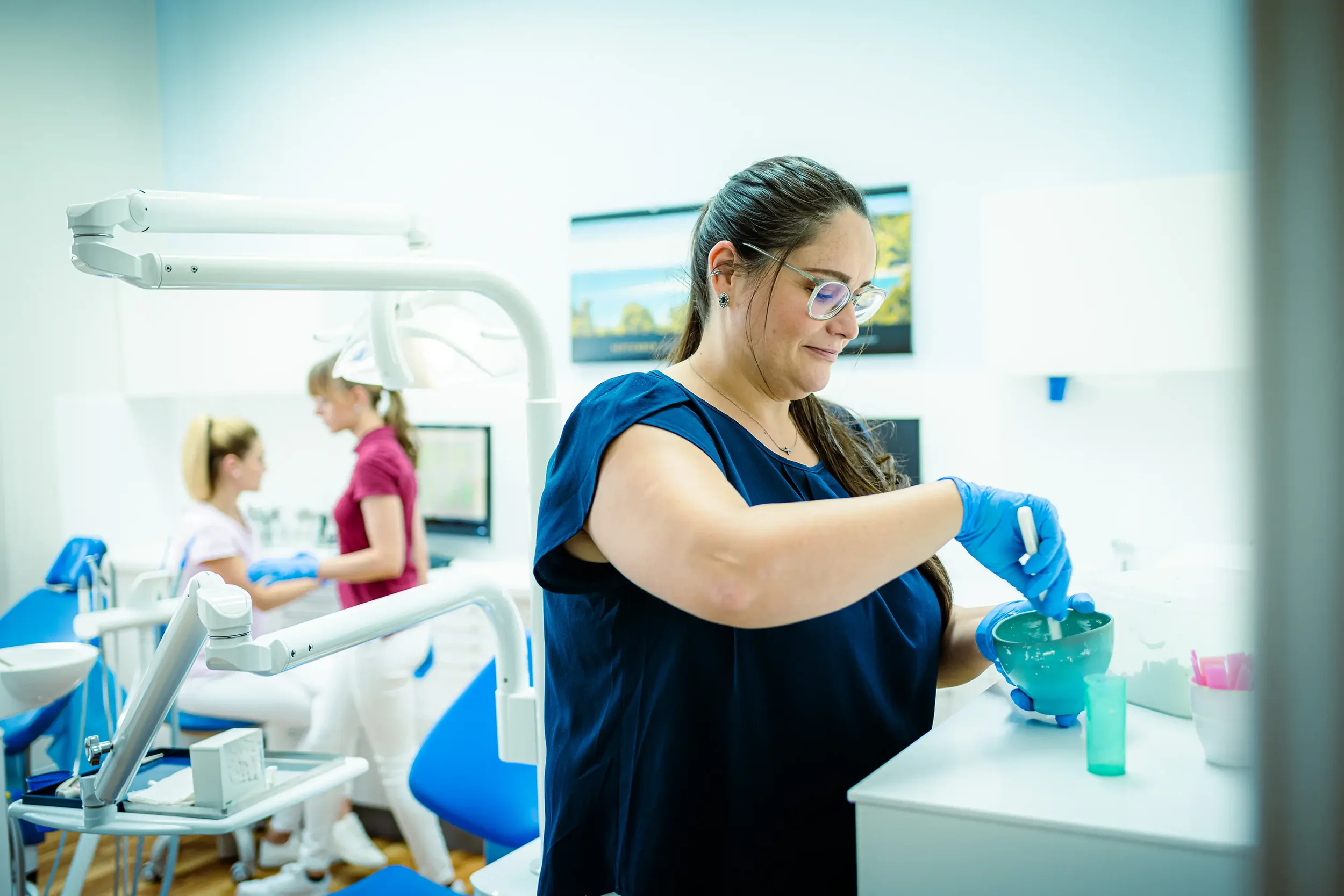 Zahnmedizinische Behandlungsszene – empathisches Bild für Praxismarketing in Spandau Praxisfotografie.
