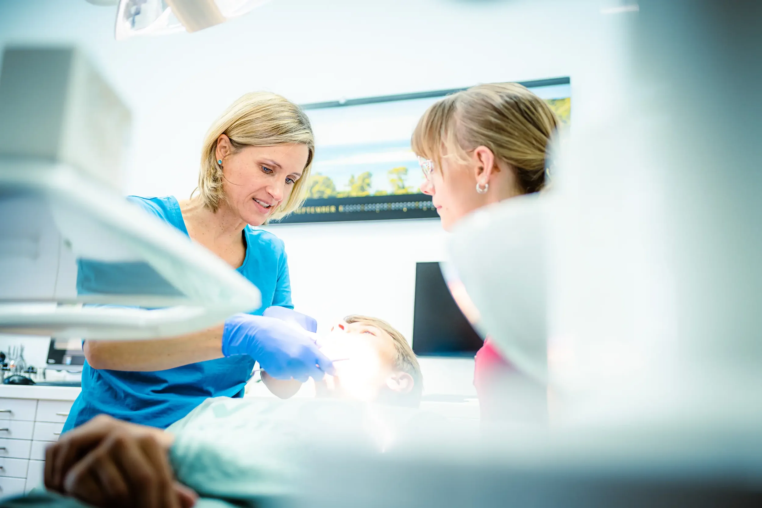 Nahaufnahme einer Behandlung in einer Zahnarztpraxis – professionelle Praxisfotografie und seriös in Potsdam.