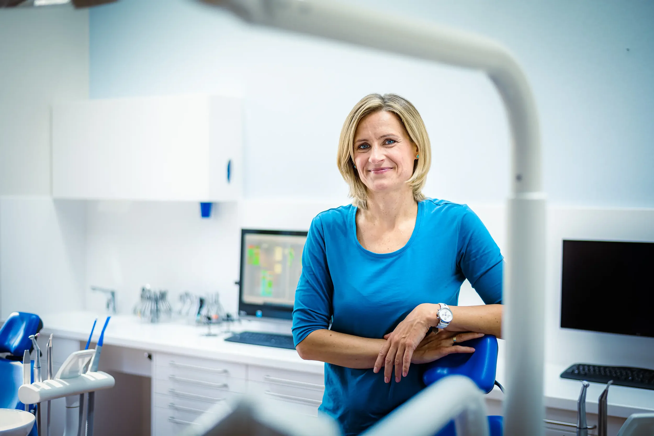 Business-Portrait eines Zahnarztes – professionell für Praxiswebsite und Teamseite in Falkensee.