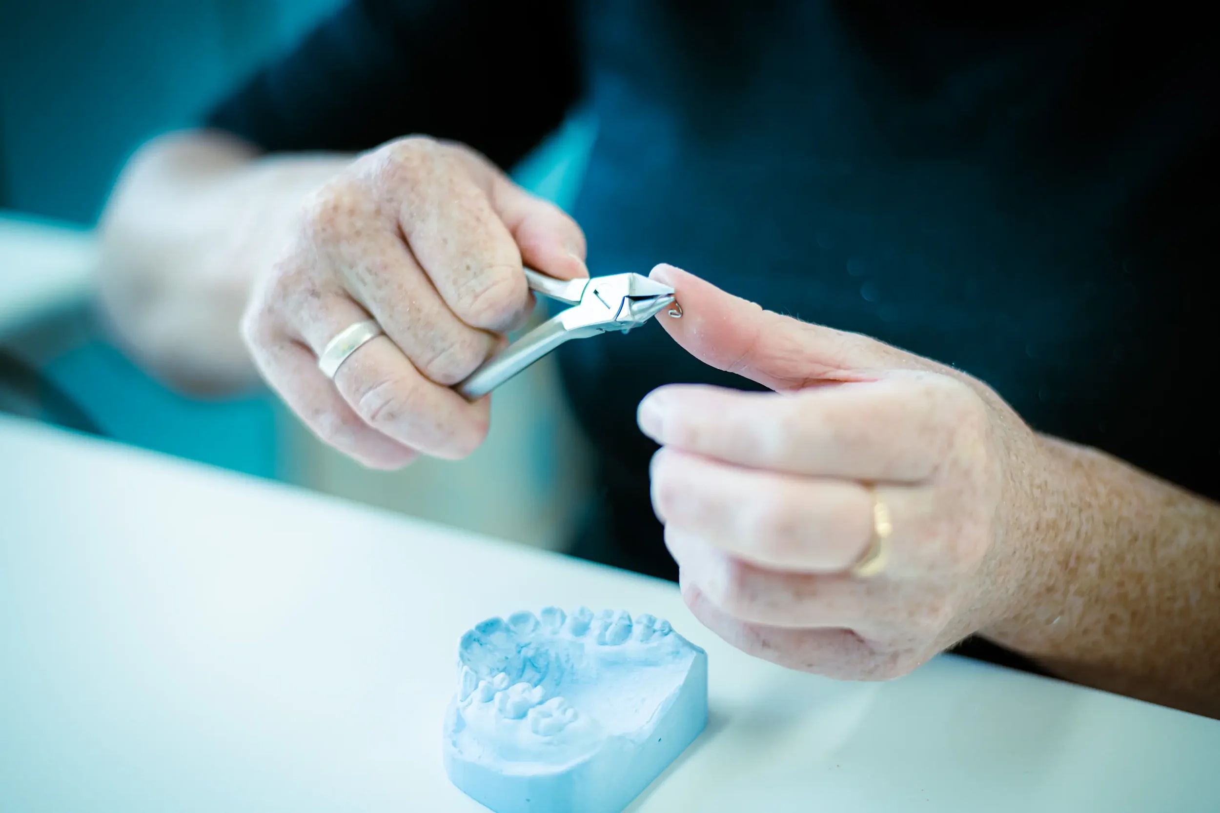 Nahaufnahme einer Behandlung in einer Zahnarztpraxis – professionelle Praxisfotografie und seriös in Potsdam.