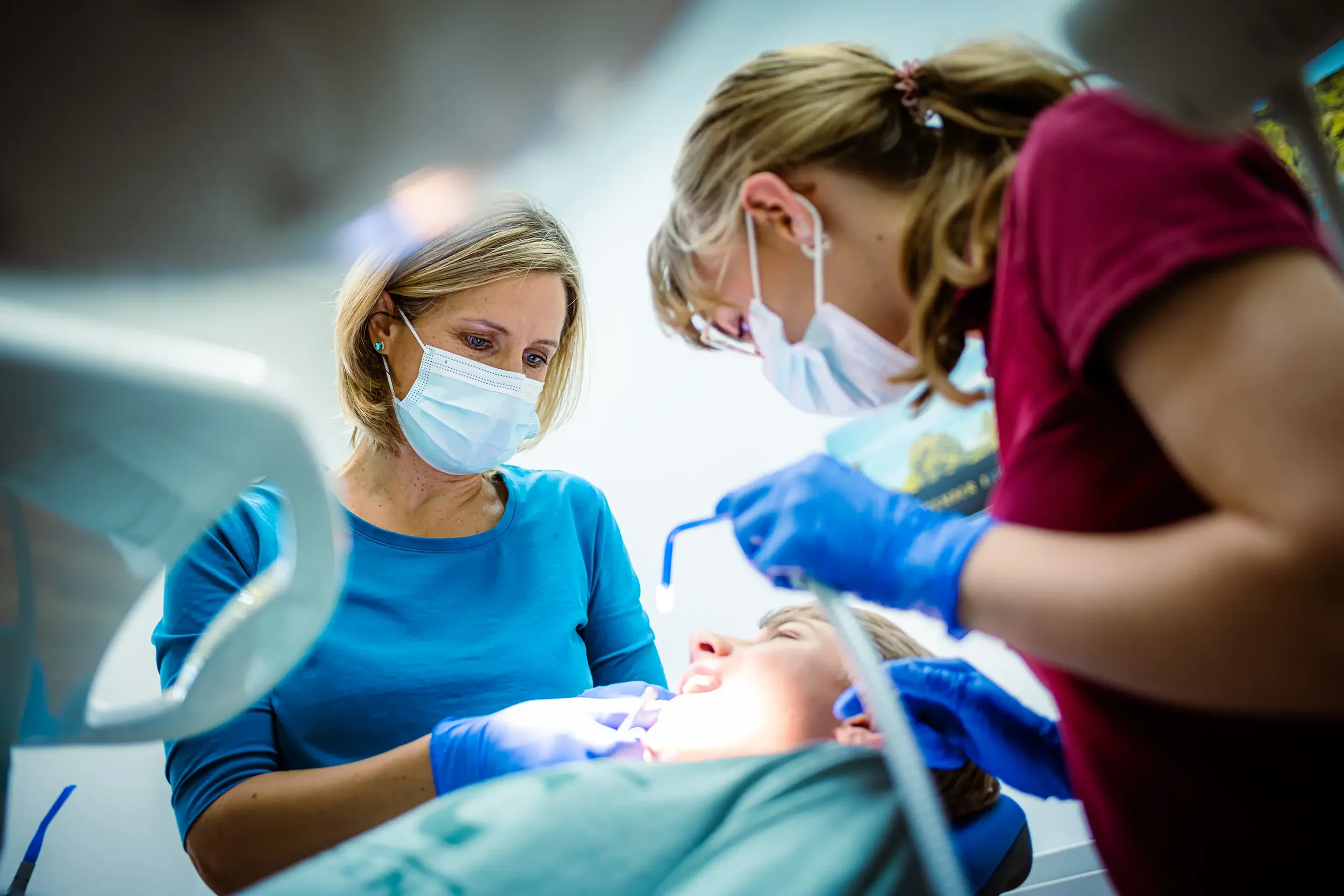 Nahaufnahme einer Behandlung in einer Zahnarztpraxis – professionelle Praxisfotografie und seriös in Potsdam.