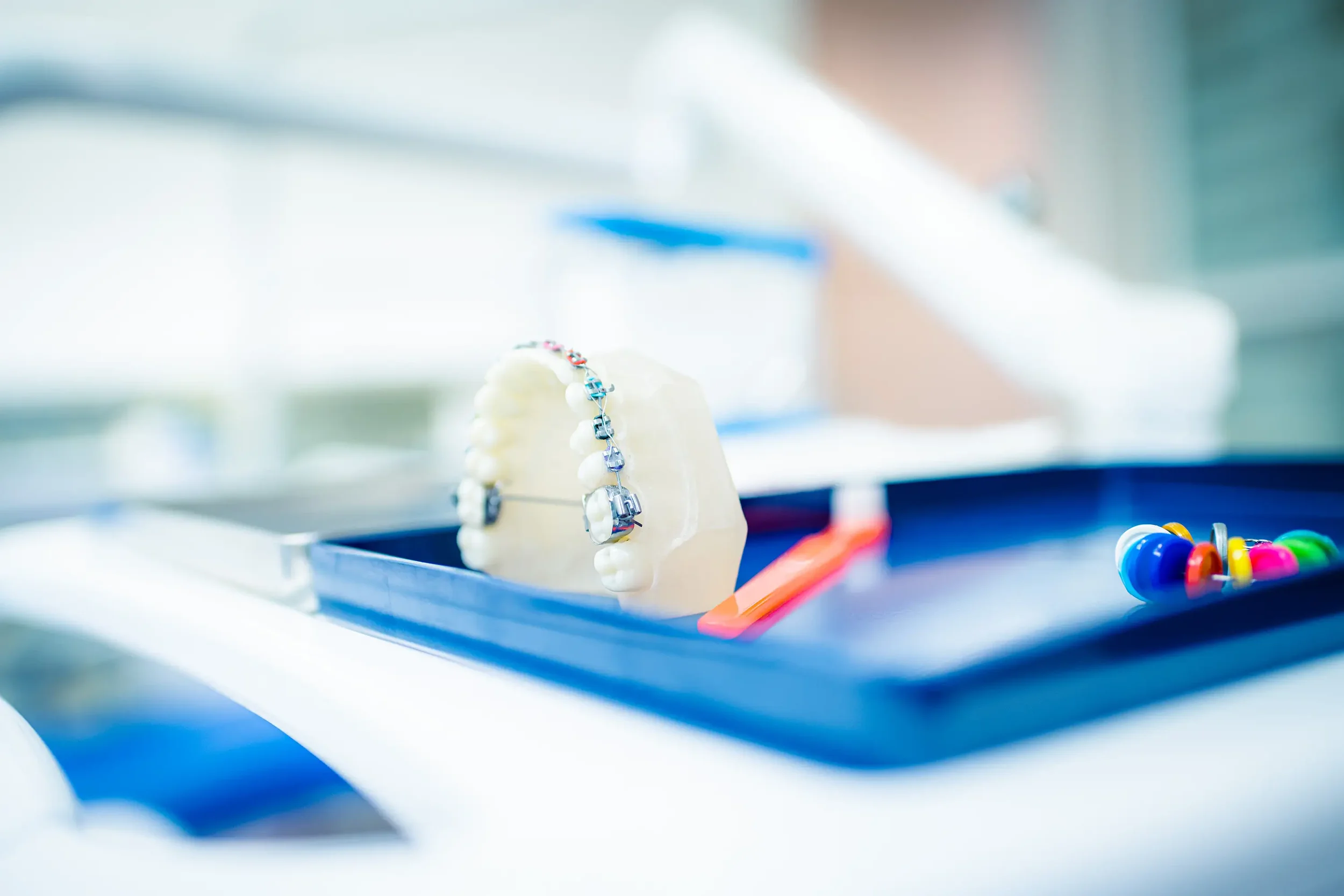 Nahaufnahme einer Behandlung in einer Zahnarztpraxis – professionelle Praxisfotografie und seriös in Potsdam.