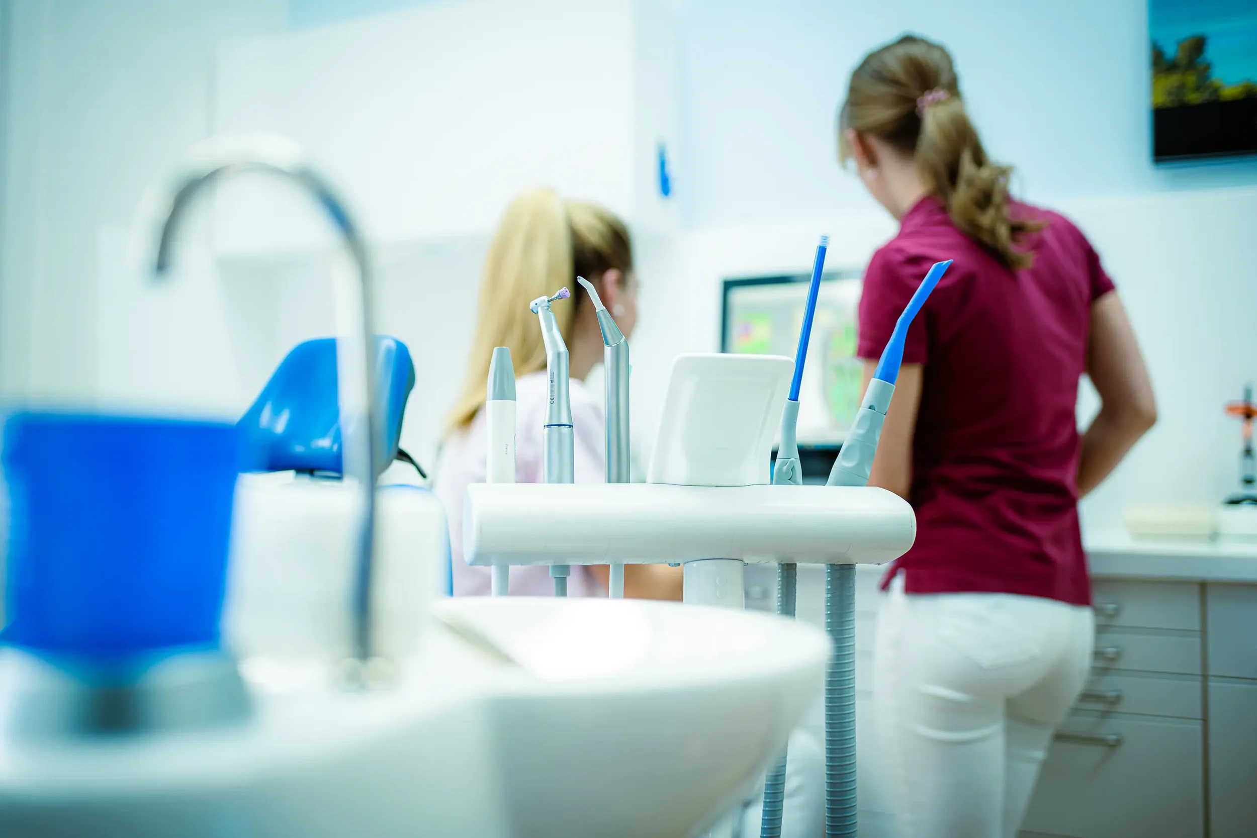 ZahnmedizinisZahnmedizinische Behandlungsszene – empathisches Bild für Praxismarketing in Spandau Praxisfotografie.che Behandlungsszene – empathisches Bild für Praxismarketing in Spandau Praxisfotografie.