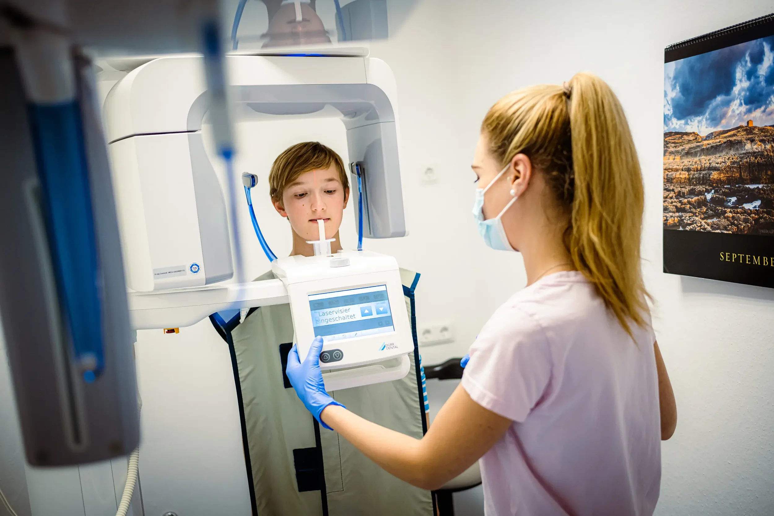 Zahnmedizinische Behandlungsszene – empathisches Bild für Praxismarketing in Spandau Praxisfotografie.